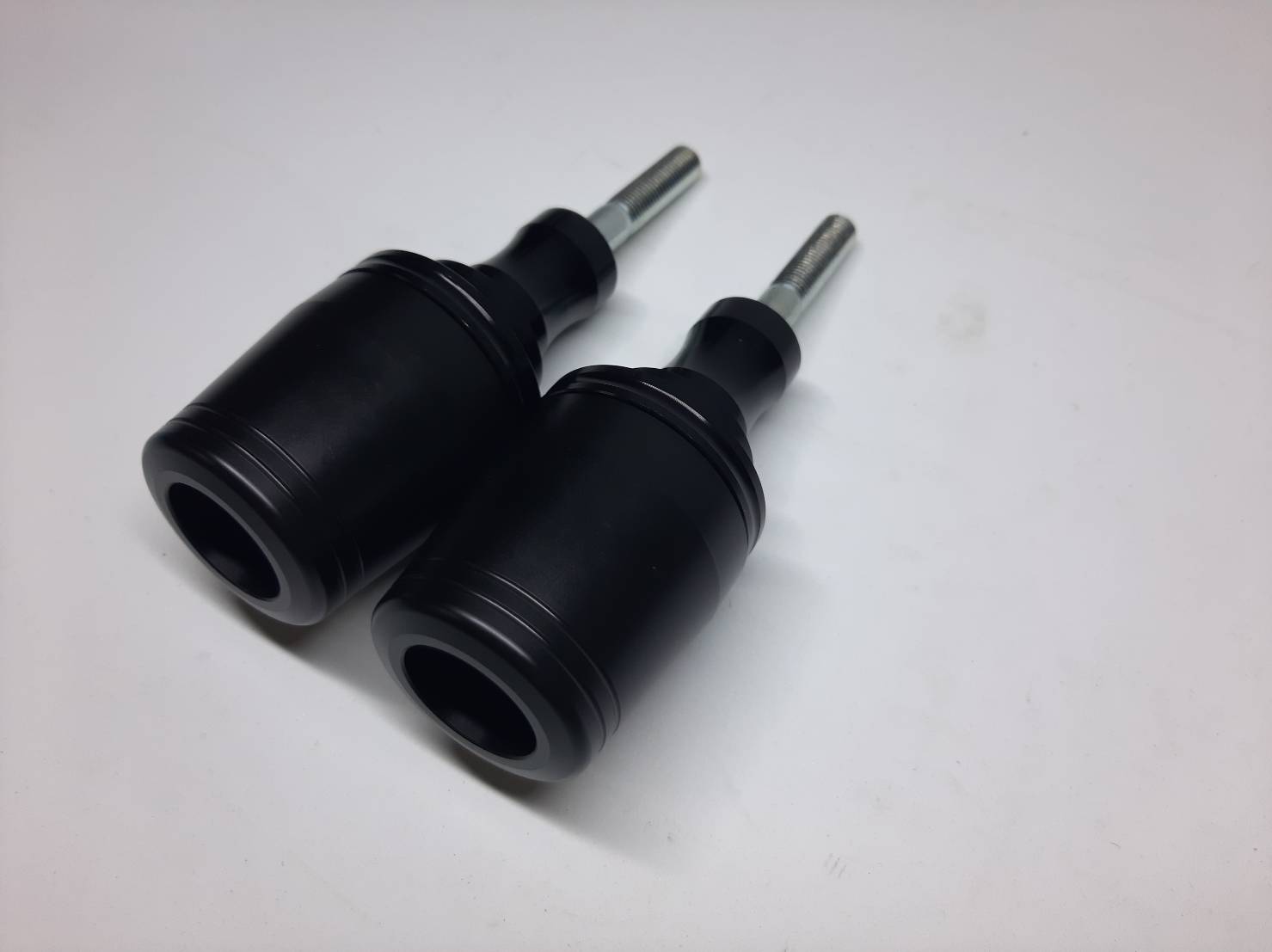 กันล้มข้าง GSX-S750 แบร์นMothracing กันล้มผลิตจากอลูมิเนียมนำเข้า เกรด6061T651 และPOM ติดตั้งง่าย(65) สีดำ