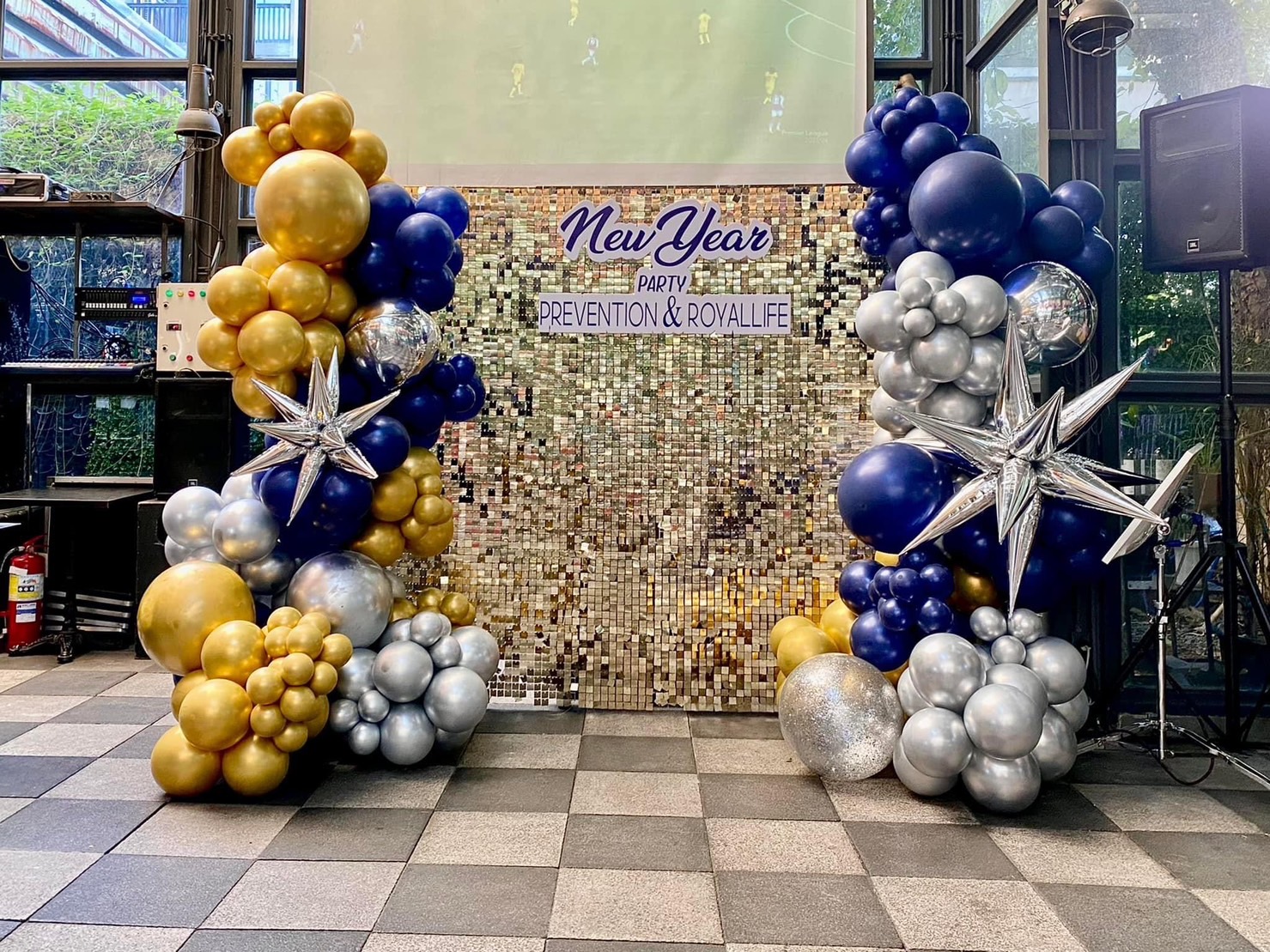 แบลคดรอปลูกโป่งปีใหม่ / New Year Balloon Backdrop