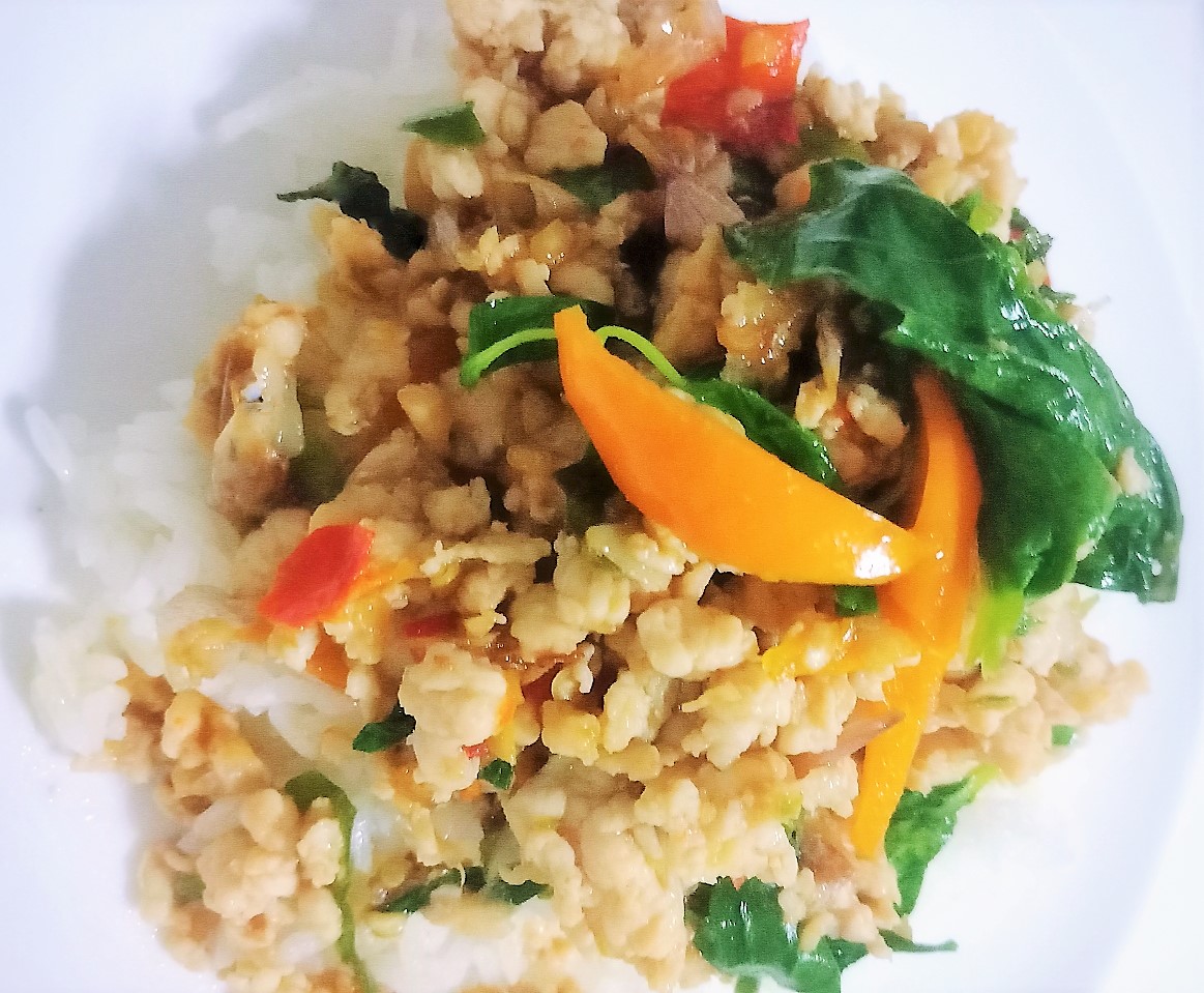 ข้าวกะเพราไก่สับ ไข่เยิ้ม