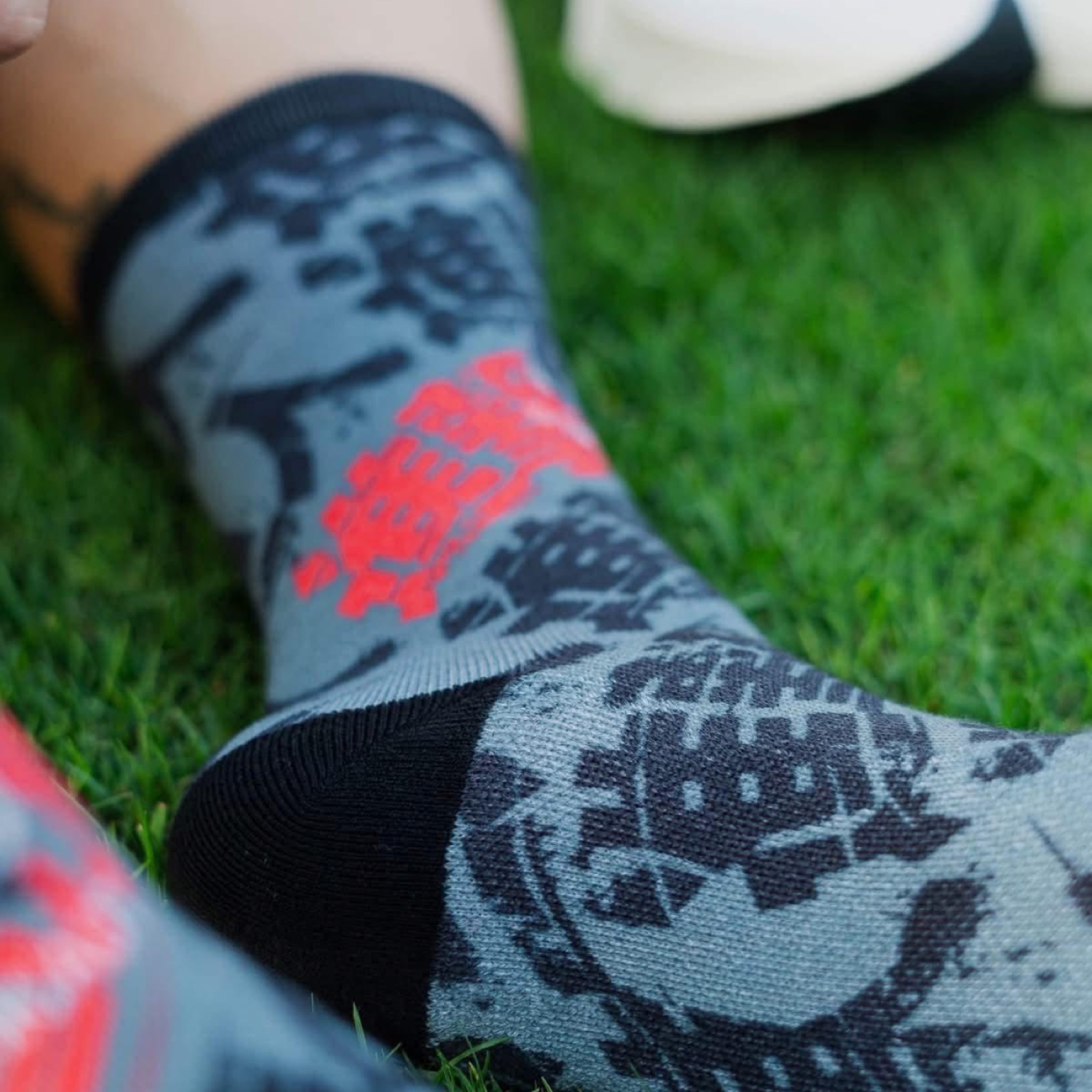 ถุงเท้าวิ่ง Ari X AOT Running Socks LIMITED ‘BLACK’