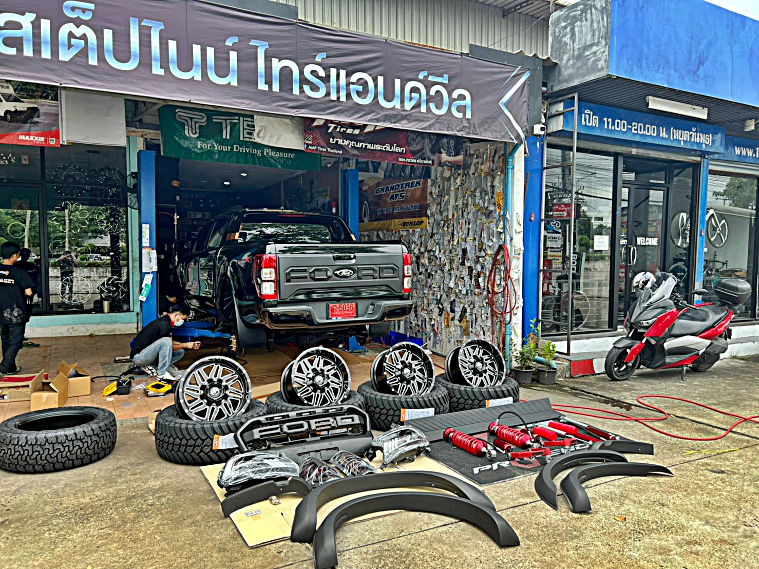 FORD WILDTRAK ชุดแต่งรอบคัน ทรงเมกาที่ STEP9