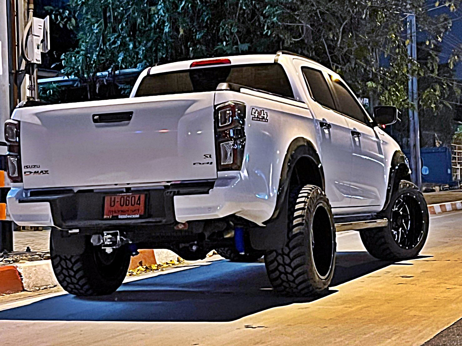 D-MAX ทรงเมกา คันนี้จาก นครปฐม