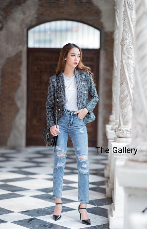 เสื้อเบเซอร์เนื้อผ้าทวีตชาแนล (Tweed)ทั้งยังคลาสสิคหรูหราตอบโจทย์สาวๆทุกสไตล์ จะแมตซ์ลุคกับกระเป๋าและรองเท้าตามสไตล์ หรือจะใส่ไปเที่ยวต่างประเทศก็คือเก๋สุด ห้ามพลาดเลย