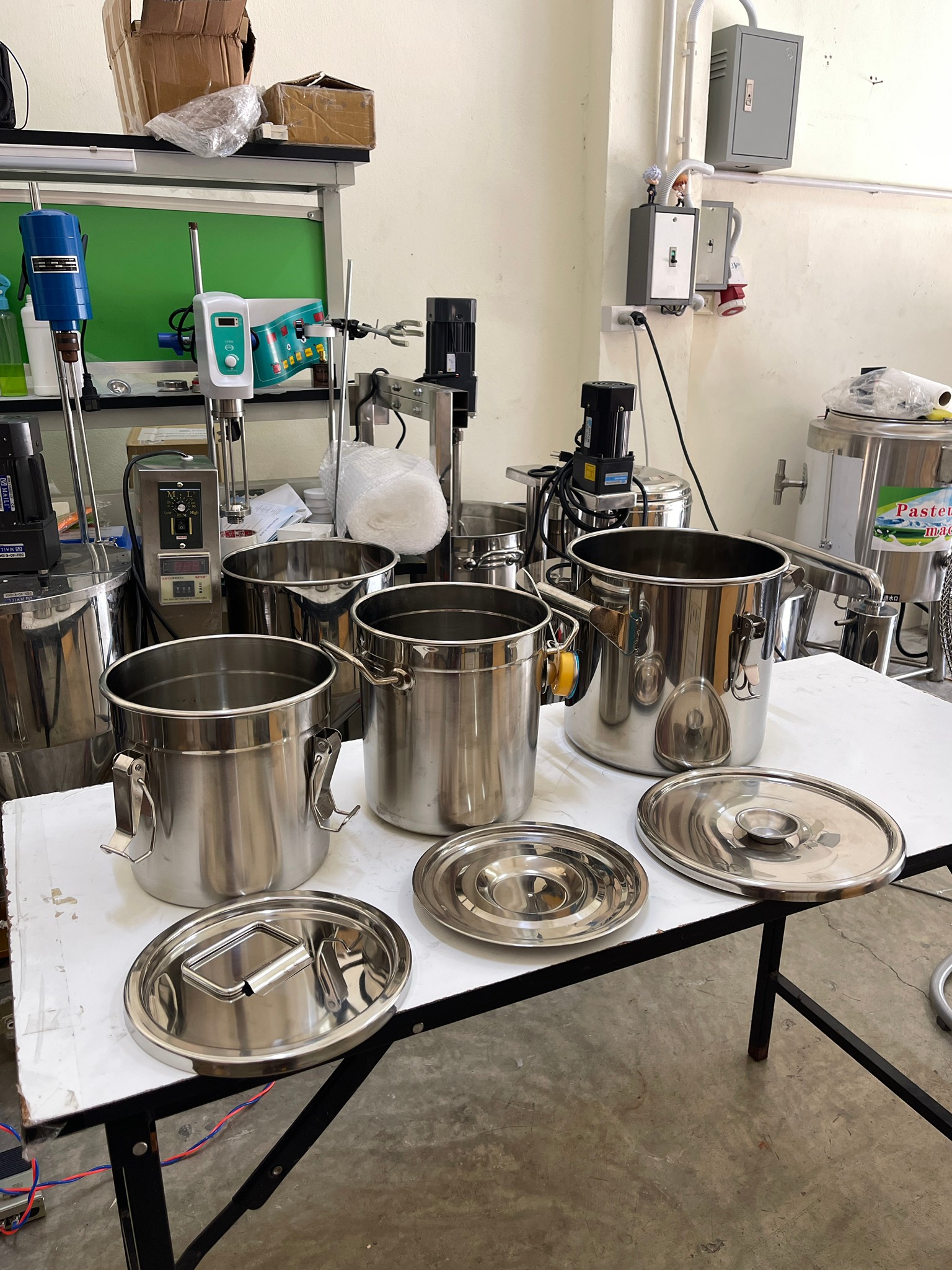 หม้อ-ถังสแตนเลสพร้อมฝาปิดมีหูหิ้ว (หม้อเกรด 304 +ฝาเกรด201)