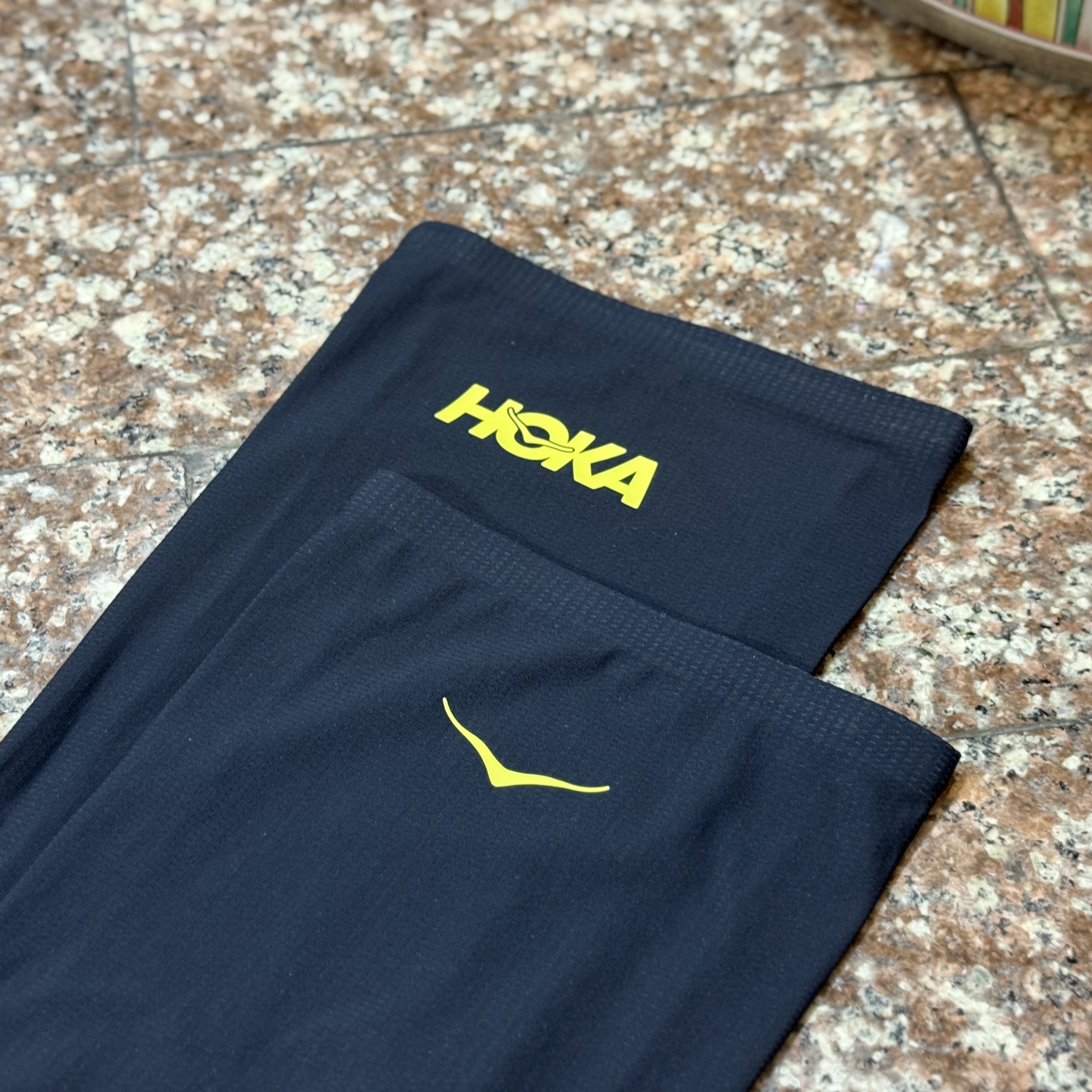 ปลอกแขน HOKA Airolite Running Sleeves ‘BLACK’ (L)