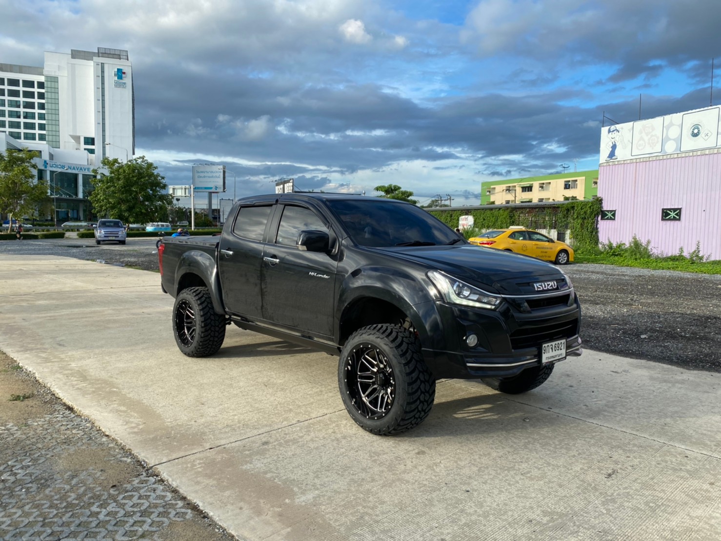 D-MAX จัดทรงเมกา ที่ STEP9 หล่อทุกลำ