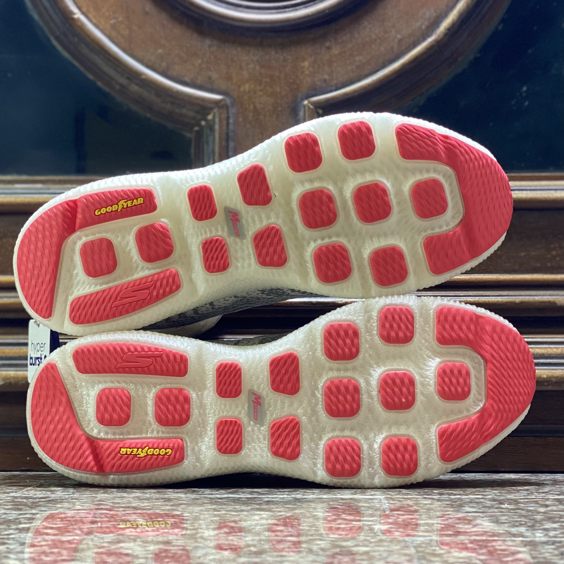 รองเท้าวิ่ง Skechers GOrun 7+ ‘HyperBurst’ (W11US)