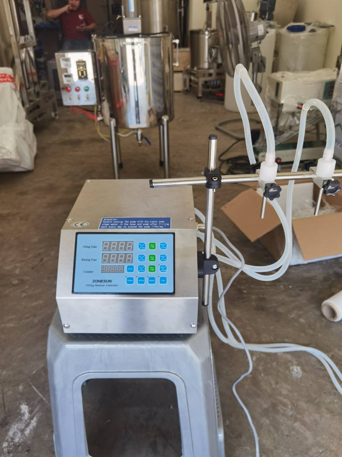 16540 2หัว เครื่องบรรจุของเหลว ตั้งค่าได้ตั้งแต่ 30-4000ml ZS-DPYT2P