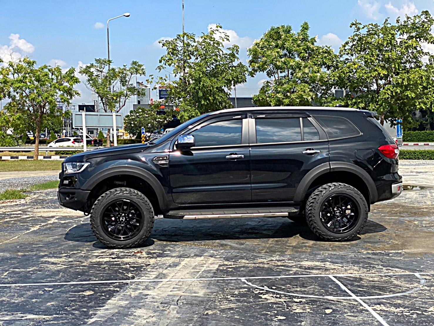 FORD EVEREST ทรงเมกา ล้อ HOSTILE H120 โคตรหล่อ