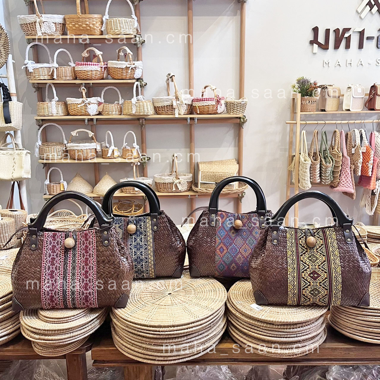 กระเป๋าสานกระจูด หูไม้ หูหวาย ทรงถือ แต่งผ้าลายไทย คละแบบ ⚡️