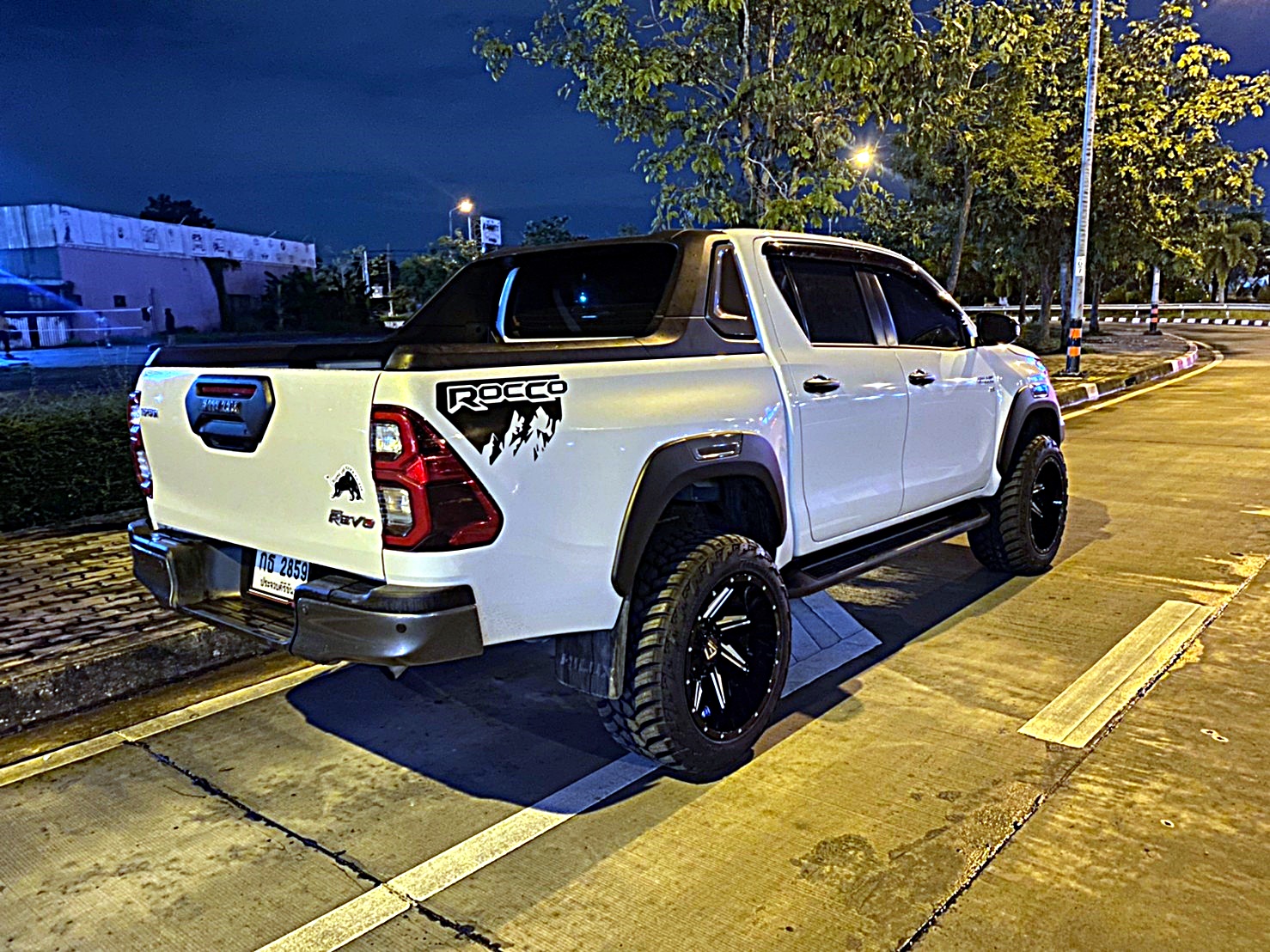 TOYOTA REVO ทรงเมกา