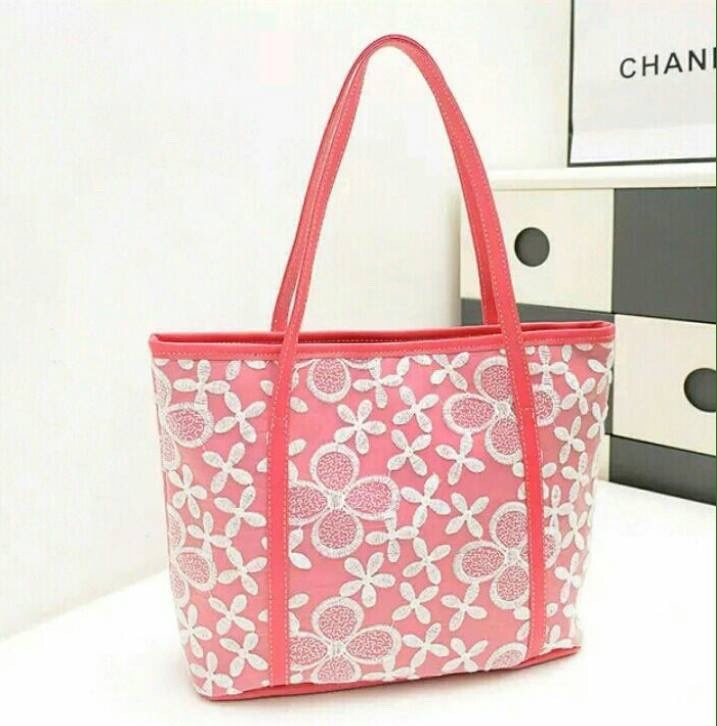 กระเป๋าสะพาย ด้านนอกเป็นลวดลายลูกไม้