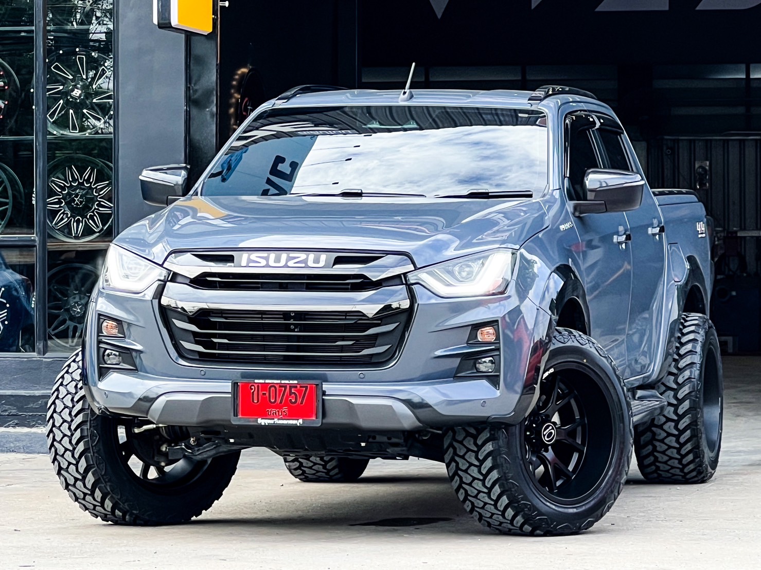 D-MAX แต่งรถทรงเมกาที่ STEP9