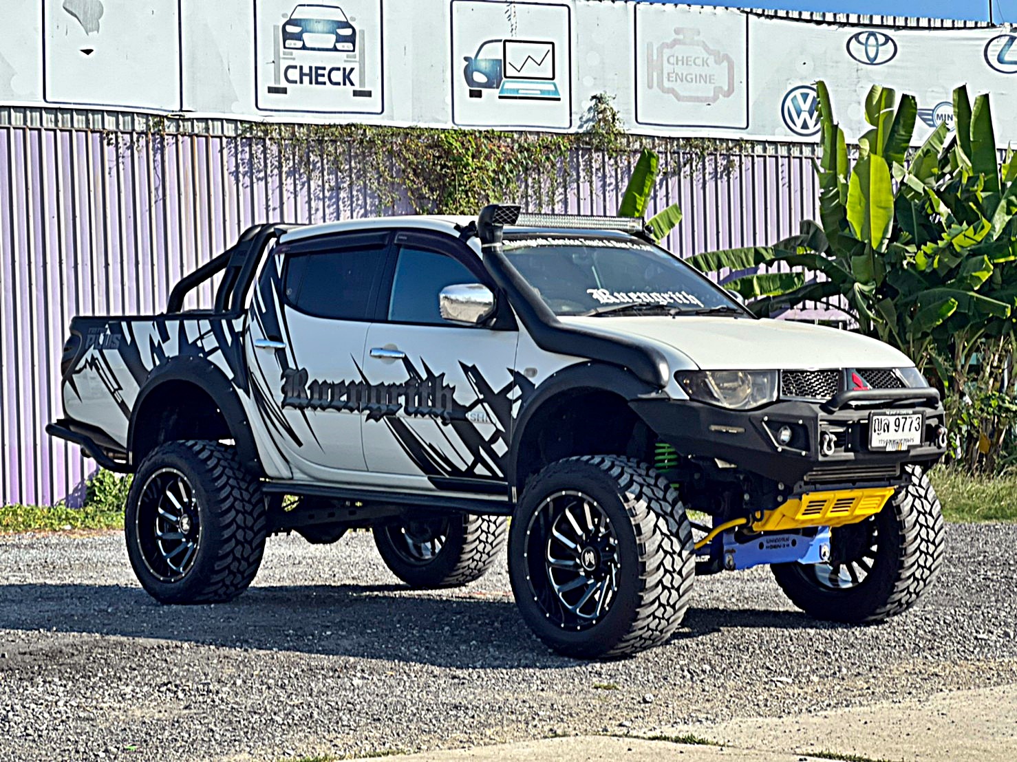 TRITON ทรงเมกา ที่ STEP9