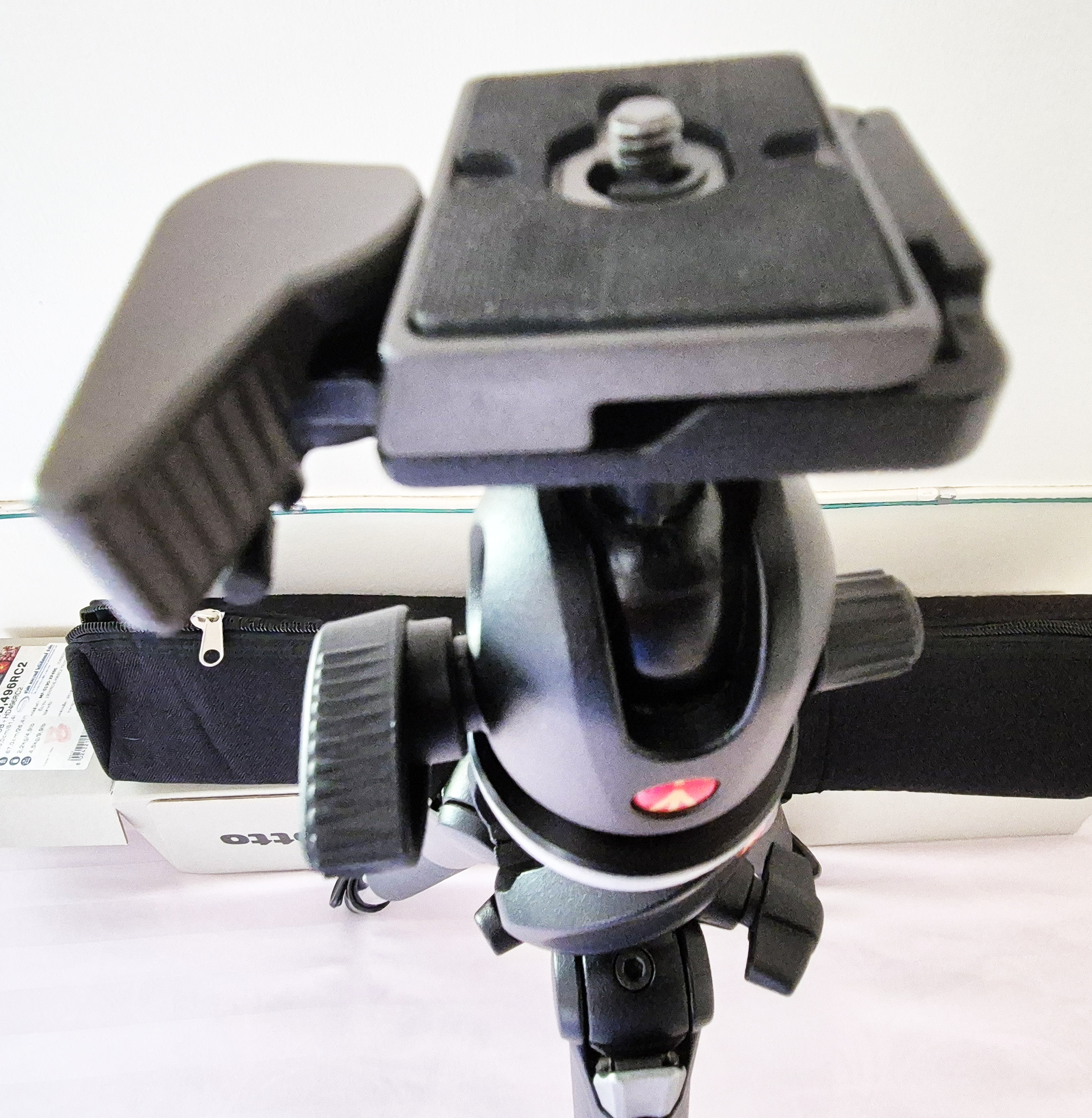 Manfrotto ขาตั้งกล้อง Aluminum Alloy Tripod รุ่น 190XPROB พร้อมหัวบอล 496RC2 มือสอง สภาพใหม่มาก แทบไม่ได้ใช้งาน