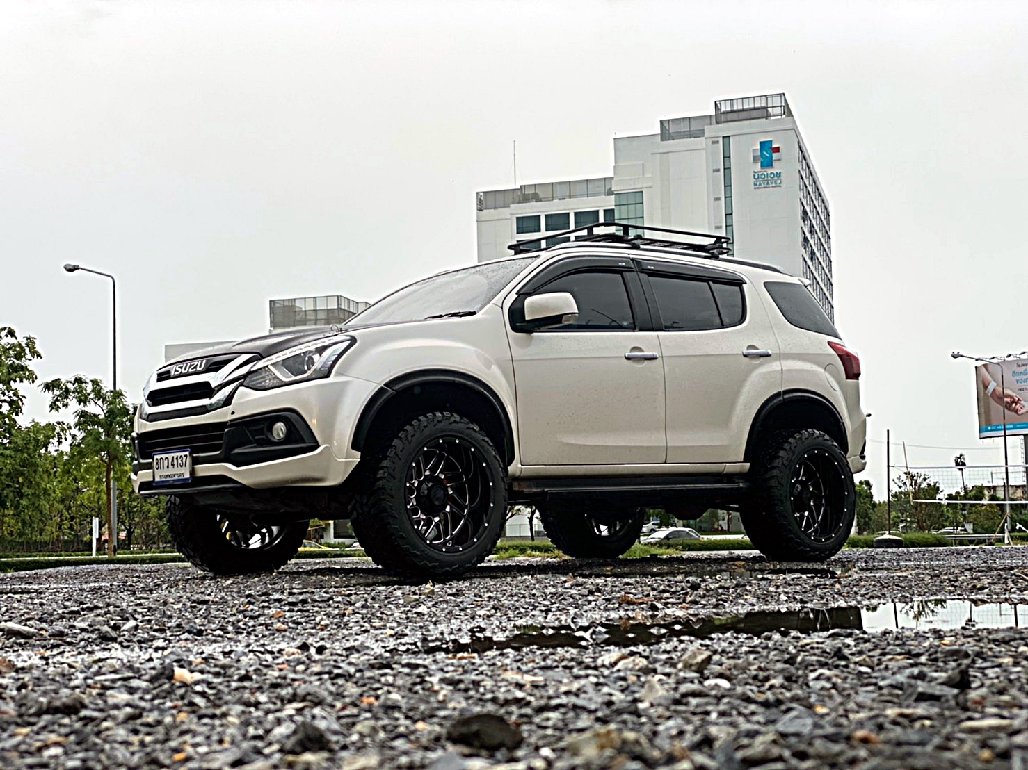 MU-X ทรงเมกา หล่อที่ STEP9