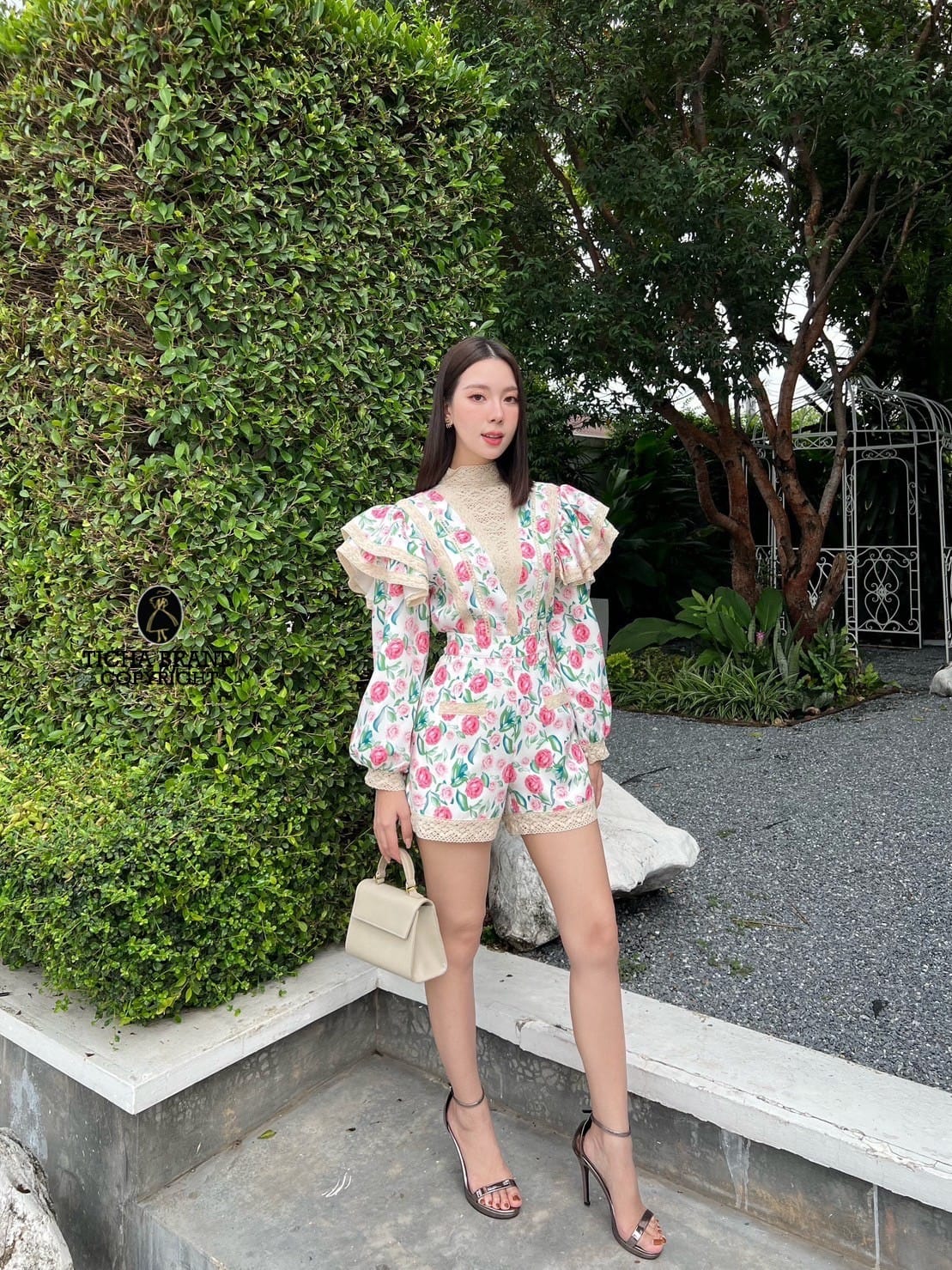 Set 2 ชิ้นเสื้อคอปีนแขนยาวแต่งพองนิดๆพิมพ์ลายดอกกุหลาบสวยเด่นมาก ใส่คู่เซตทำให้ลุคนี้ดูแฟชั่นและไม่จืดเกินไป เป็นชุดที่ใส่ง่ายๆใส่ได้บ่อยๆควรมีมากๆค่า