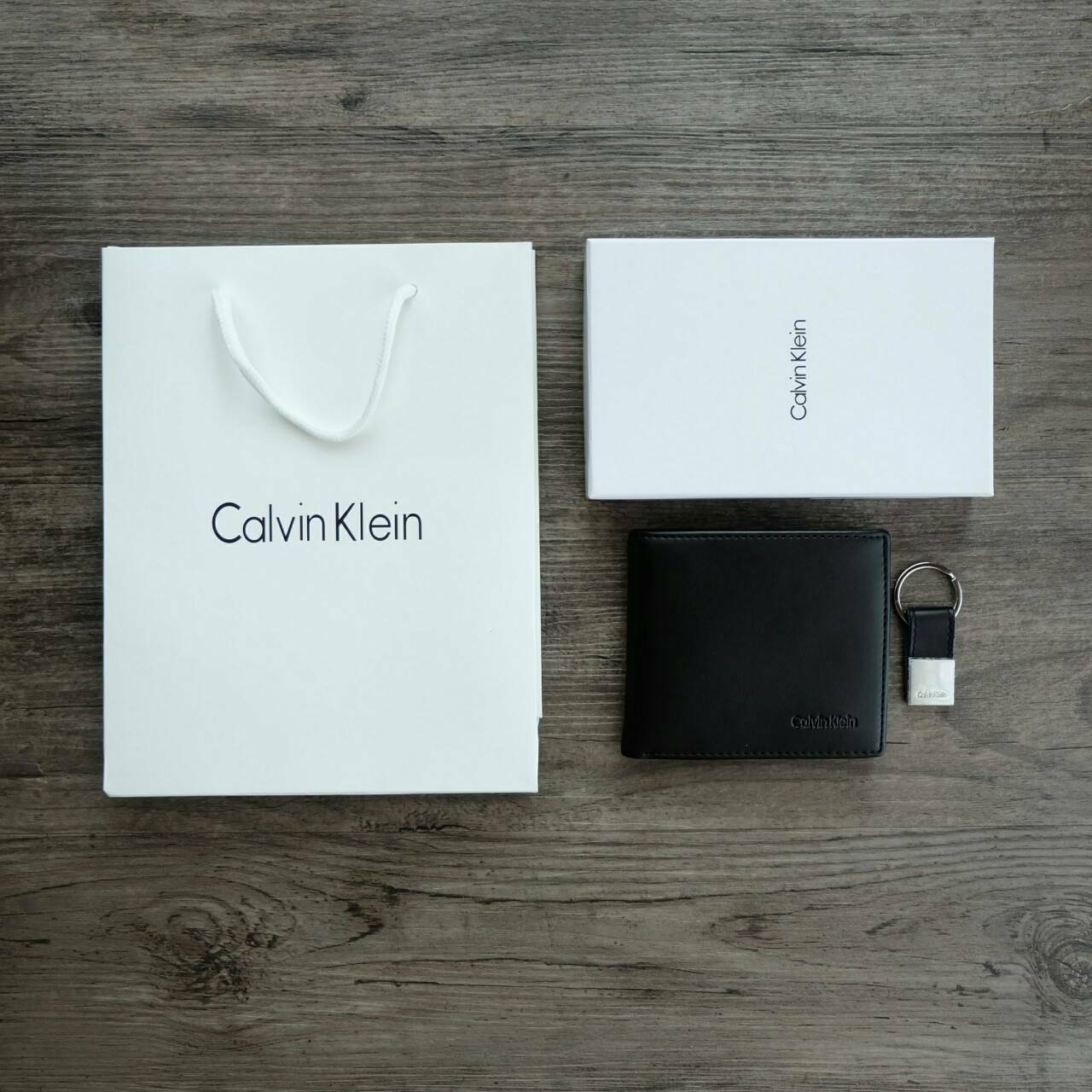 กระเป๋าสตางค์ใบสั้น Calvin Klein Leather Bookfold with Key Fob Set
