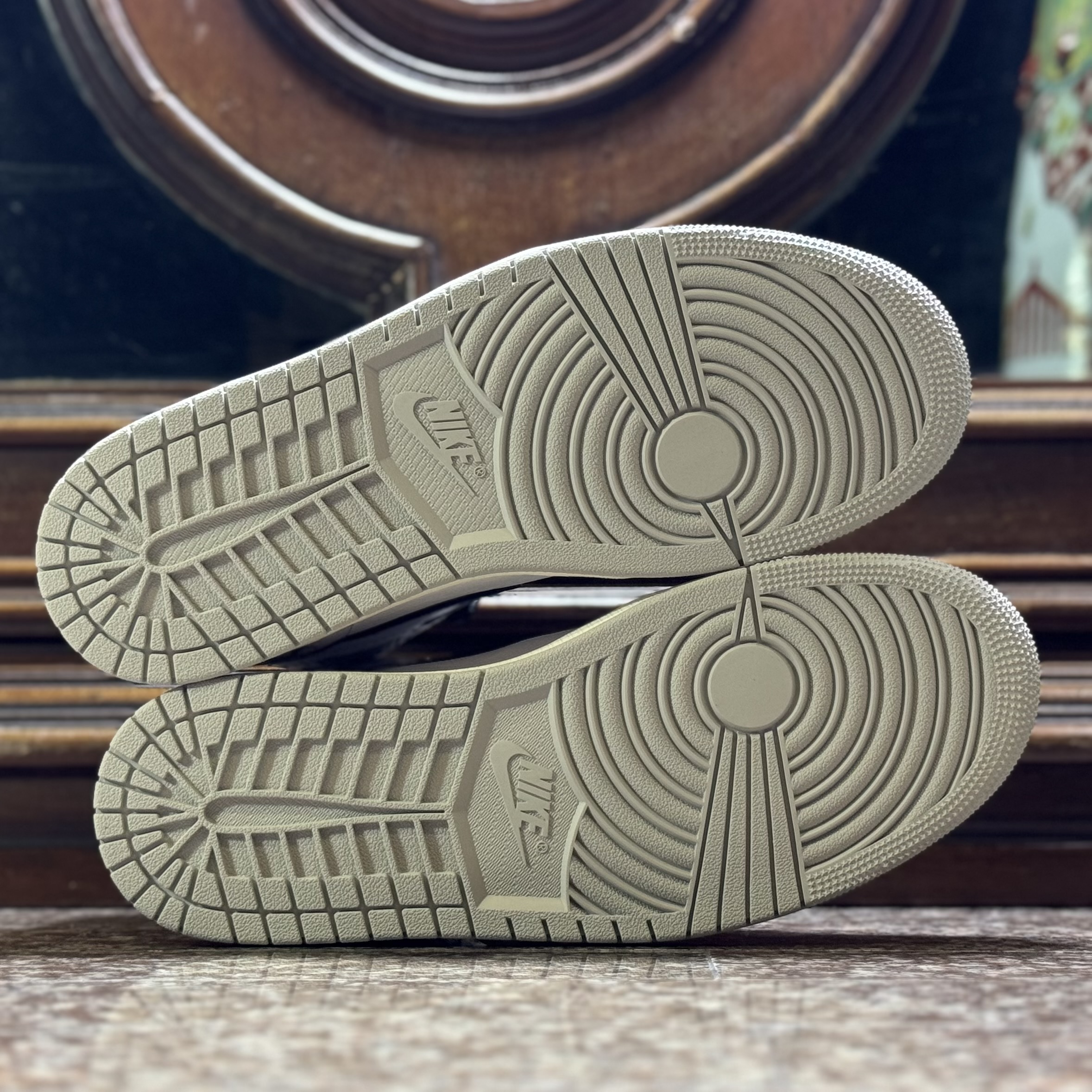 รองเท้า Nike Air Jordan 1 ‘White/Cement’ (M9US)