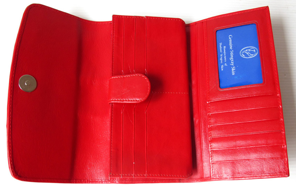 กระเป๋าสตางค์หนังปลากระเบนแท้ 3พับยาว สีแดง