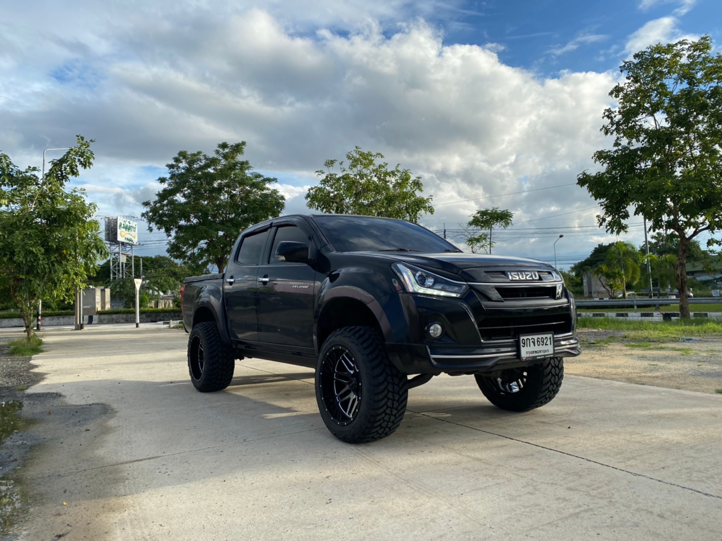 D-MAX จัดทรงเมกา ที่ STEP9 หล่อทุกลำ