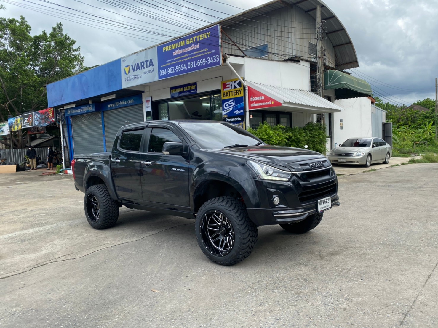 D-MAX จัดทรงเมกา ที่ STEP9 หล่อทุกลำ