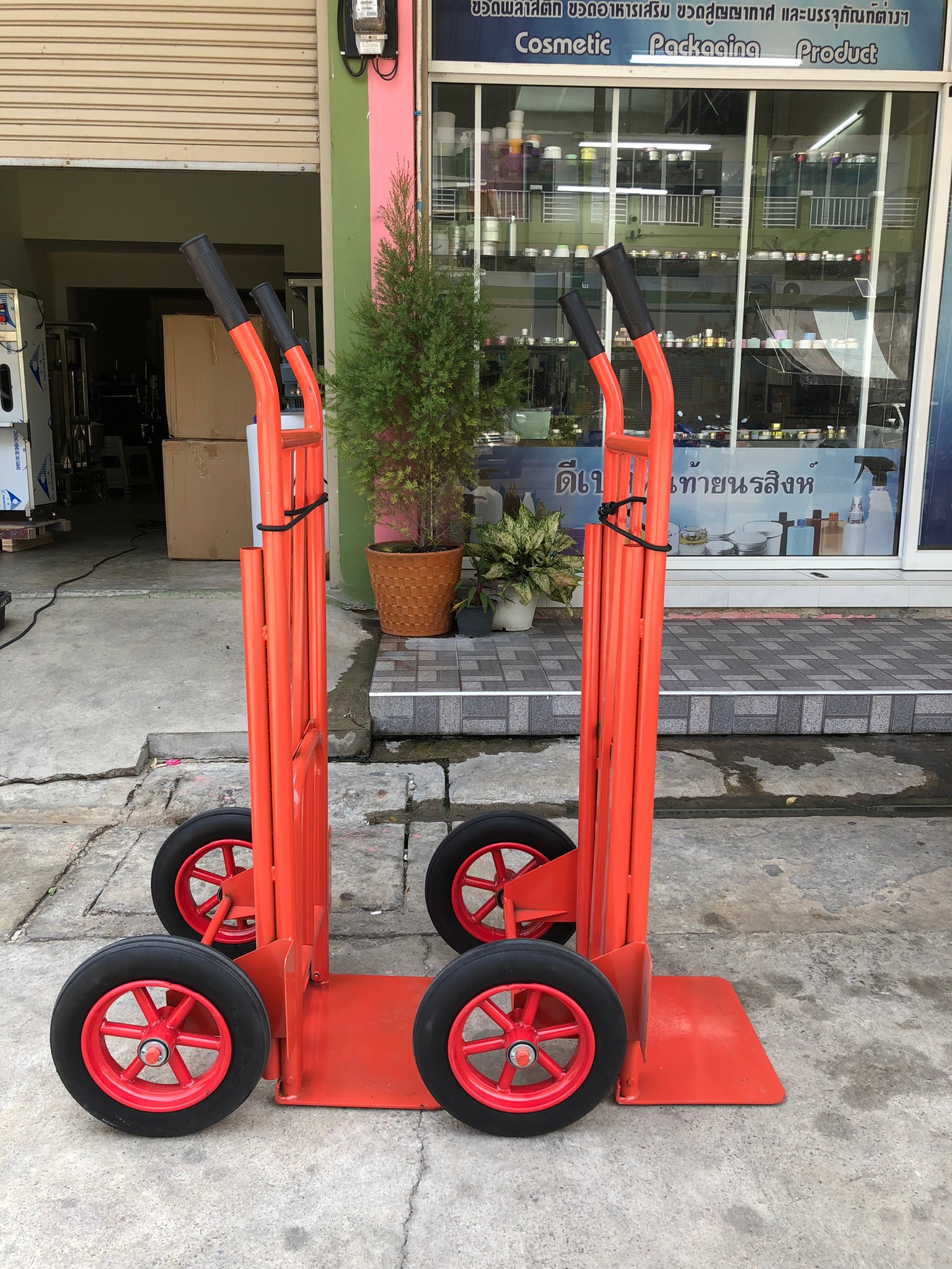DD2 รถเข็นของตลาด 2ล้อหลังตรง มีทั้งแบบล้อตันกับล้อเติมลม รับน้ำหนักได้สูงถึง 500 Kg.