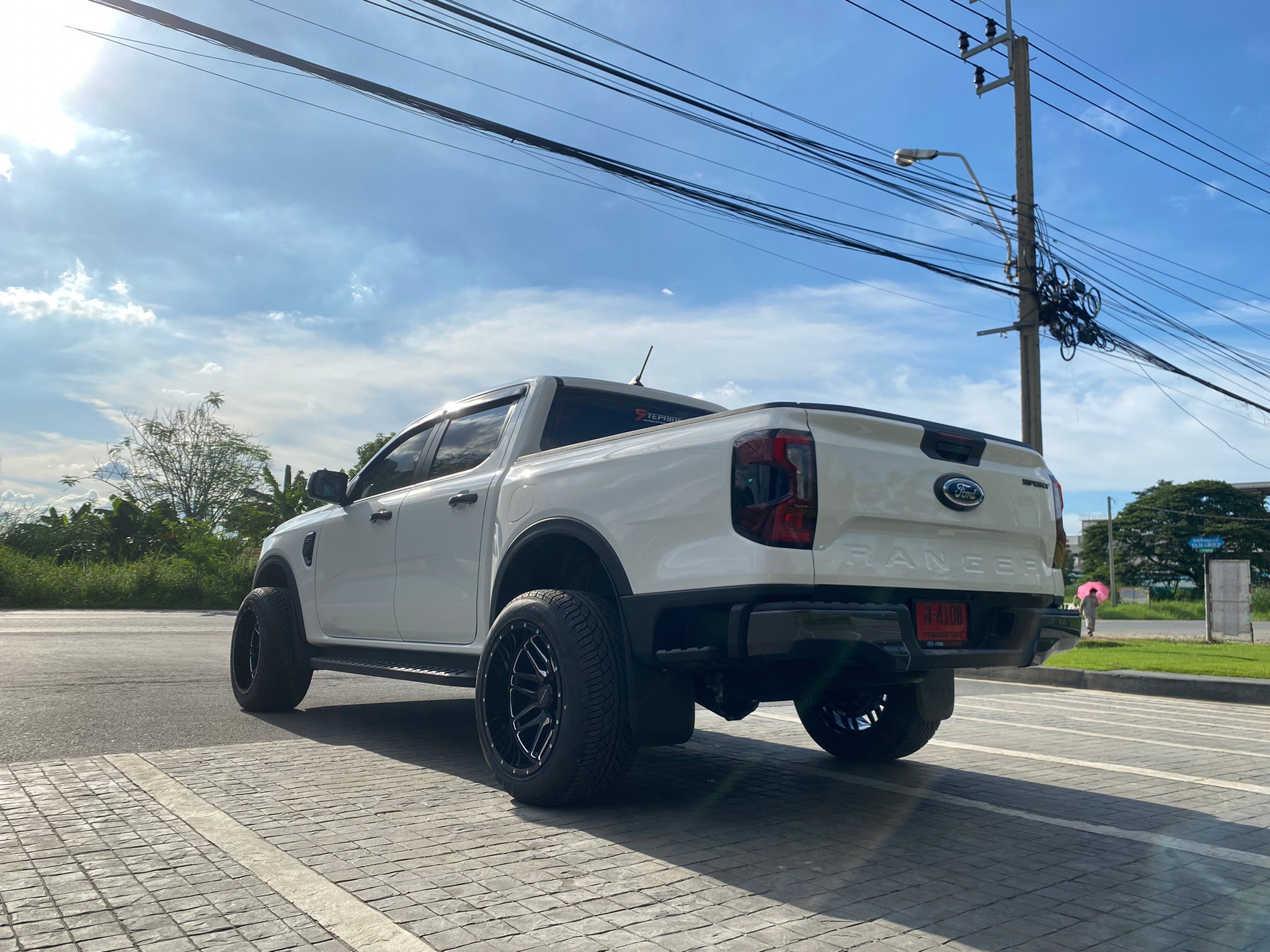 ชุดเเต่งสุดเเจ่มของ FORD NEXT GEN (MT231 20x12 -44 YOKOHAMA PARADA 285/50-20)