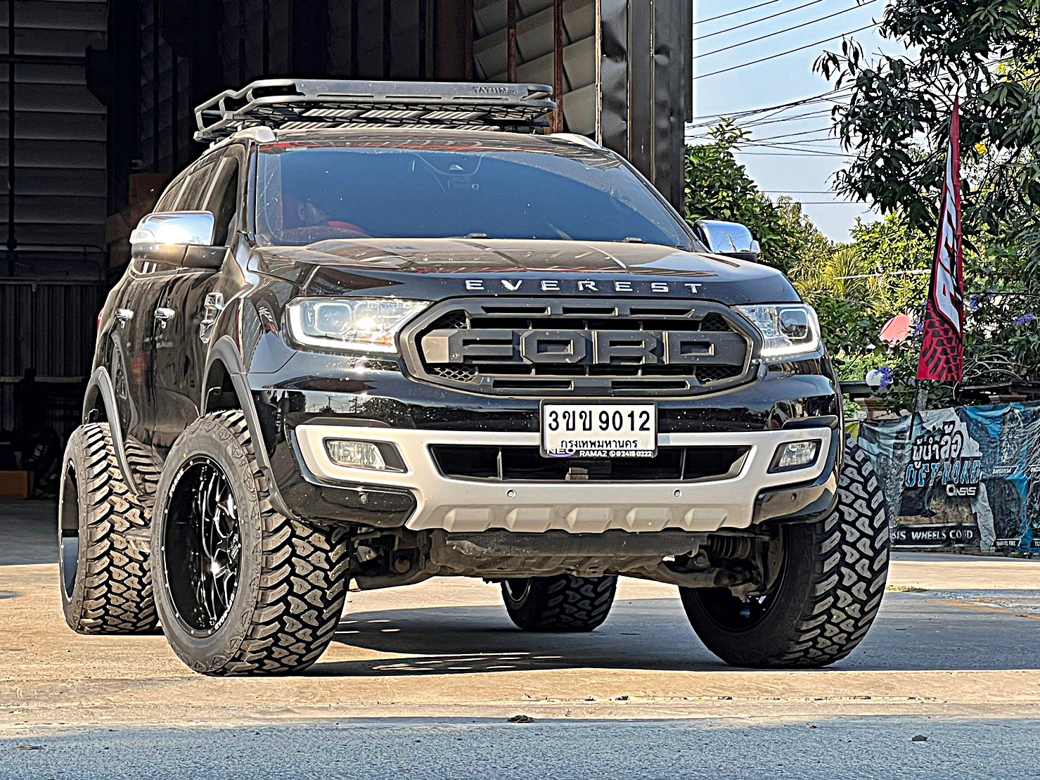 FORD EVEREST แต่งทรงเมกาที่ STEP9