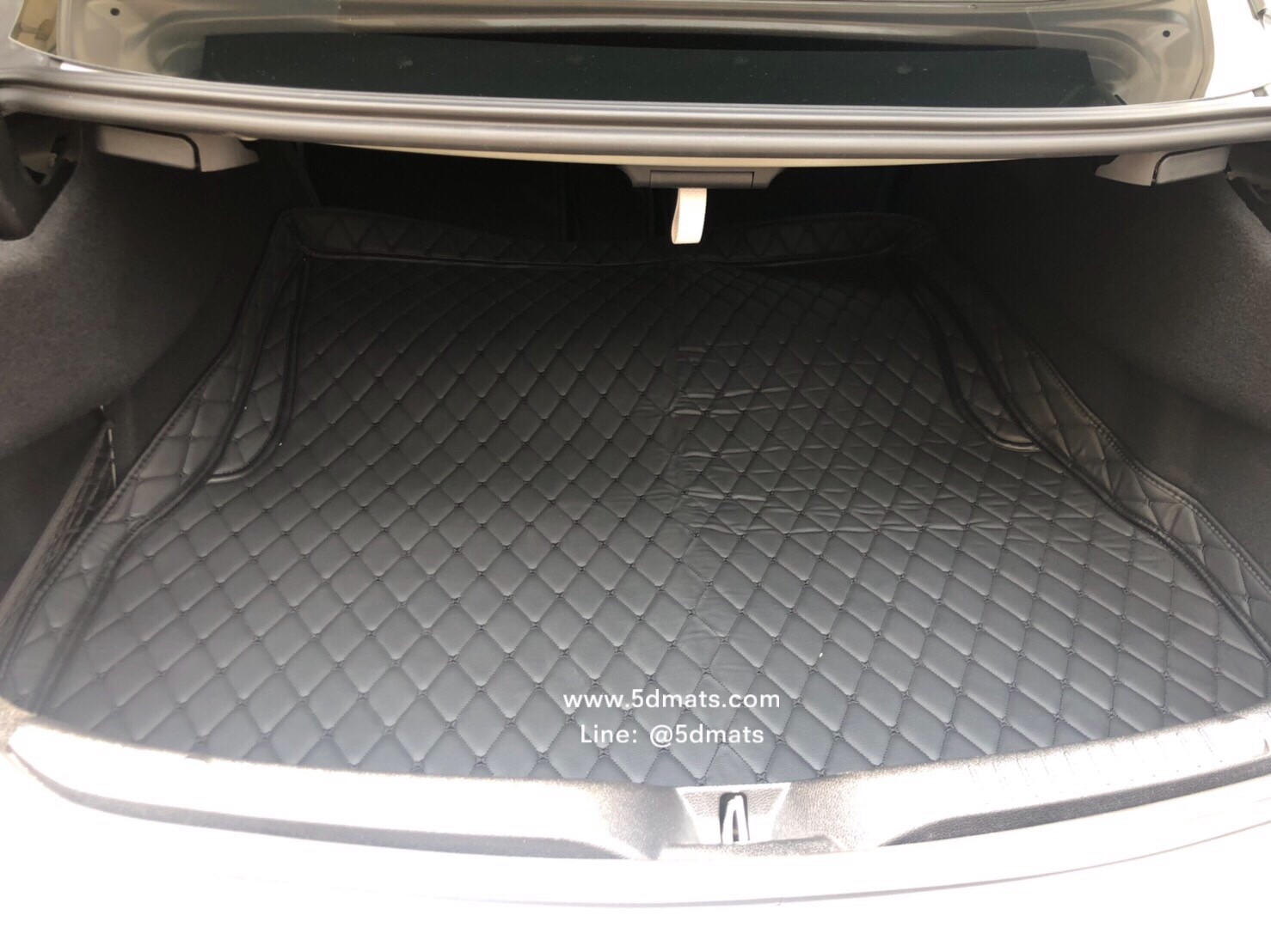 พรมปูพื้นรถยนต์6D VIP BENZ C-COUPE W205 หนังสีดำล้วน รวมแผ่นท้าย 4 -6ชิ้น เต็มคัน