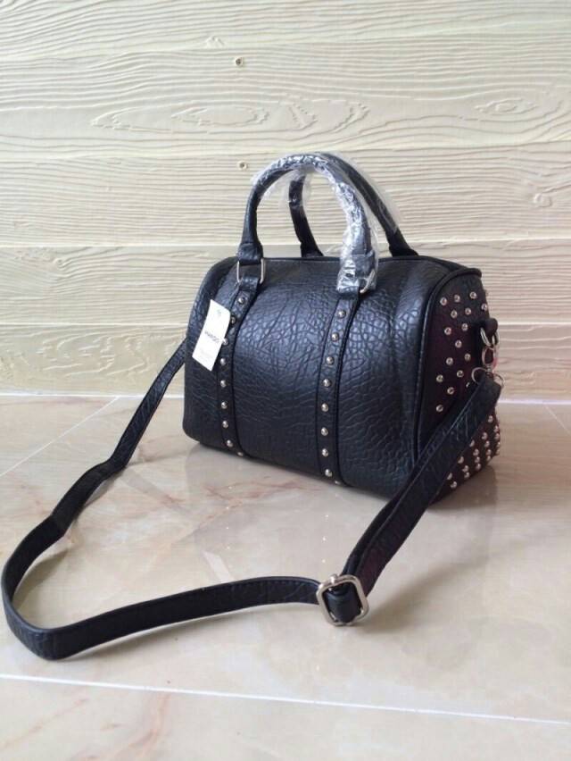 กระเป๋าทรงหมอนแต่งหมุดกลมอะไหร่สีเงิน