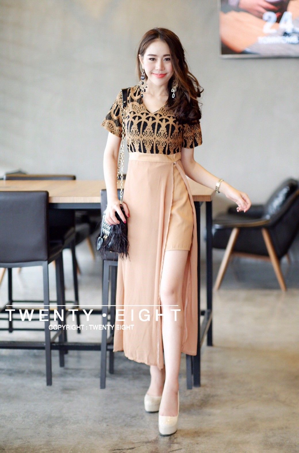 จั๊มขาสั้นแต่งกระโปรงผ่าข้าง