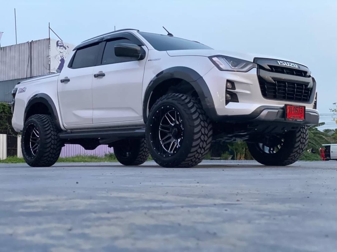 D-MAX มาไกลจากอุบลราชธานี จัดทรงเมกาที่ STEP9