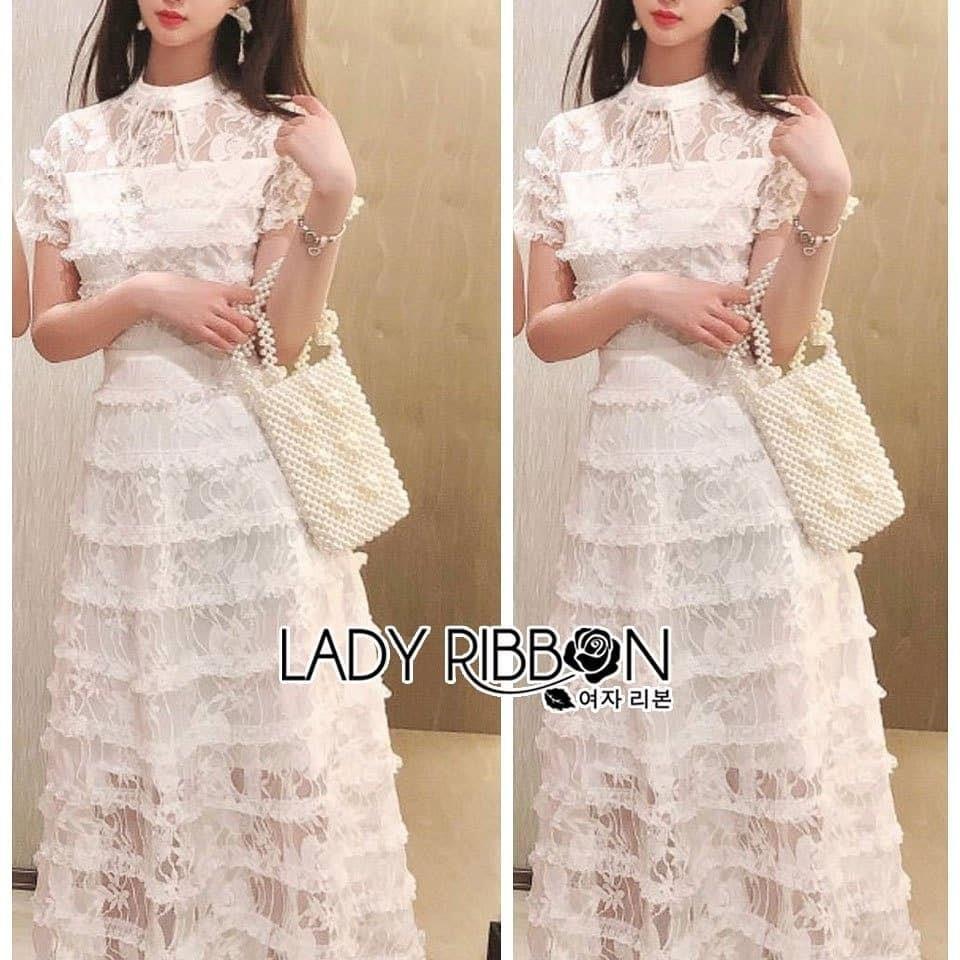 เดรสยาวผ้าลูกไม้ทอลายกุหลาบ ตกแต่งระบายวินเทจ ลุคนี้ เป็นสไตล์สาวหวานกลิ่นอายเฟมินีน เป็นผ้าลูกไม้นิ่ม ทรงแขนสั้น แต่งระบายเป็นชั้นๆทั้งตัวไม้สีขาวทอเป็นลายดอกกุหลาบสวยมากๆค่ะ