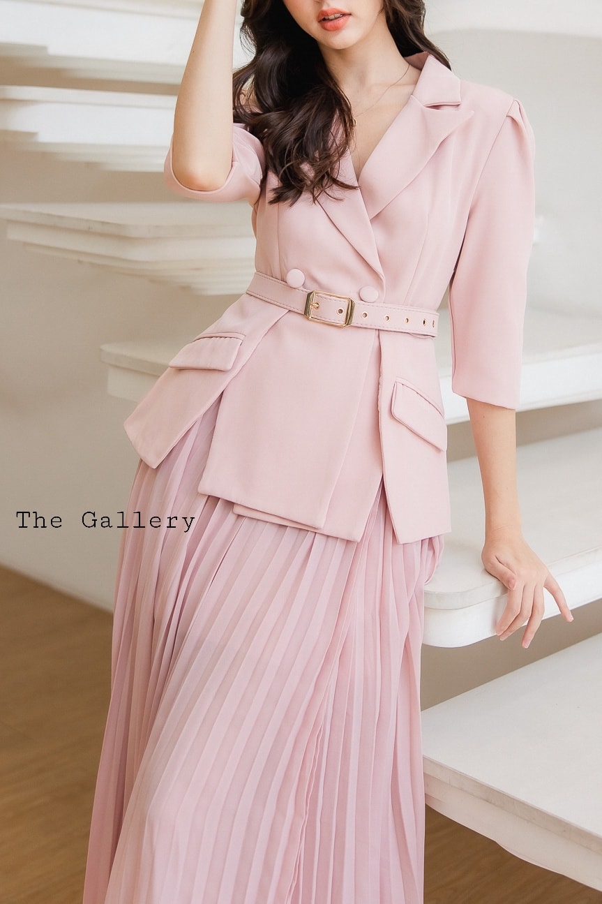 ชุดเซ็ตเสื้อสูทและกระโปรงอัดพลีตพร้อมเข็มขัดในตัว จะออกงานหรือจะแมตซ์ชุดไปทำงาน /ไปเที่ยวต่างประเทศก็ครีเอตลุคสวย