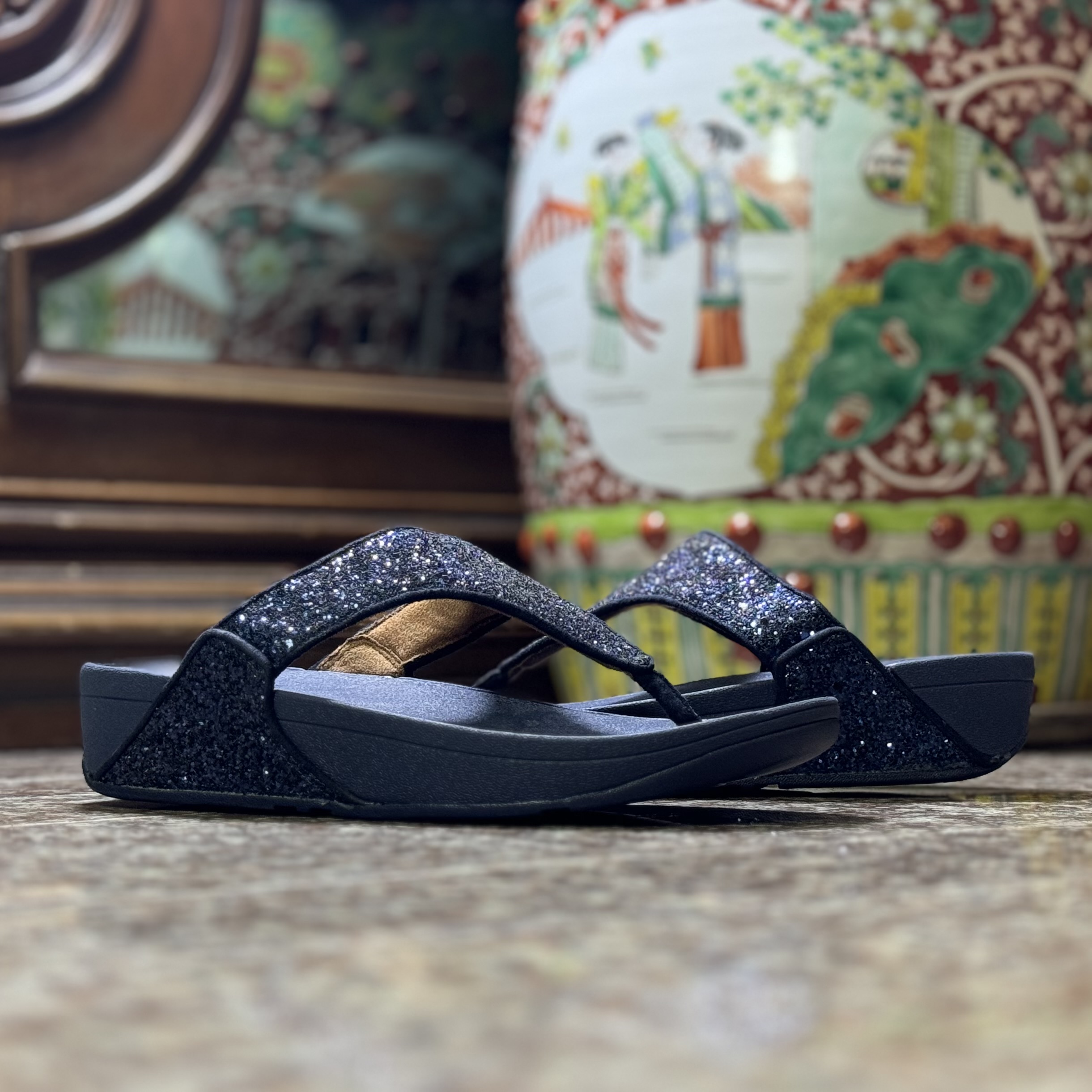 รองเท้า FitFlop Lulu Glitter T-Bar Women Sandals ‘MIDNIGHT’ (W6US)