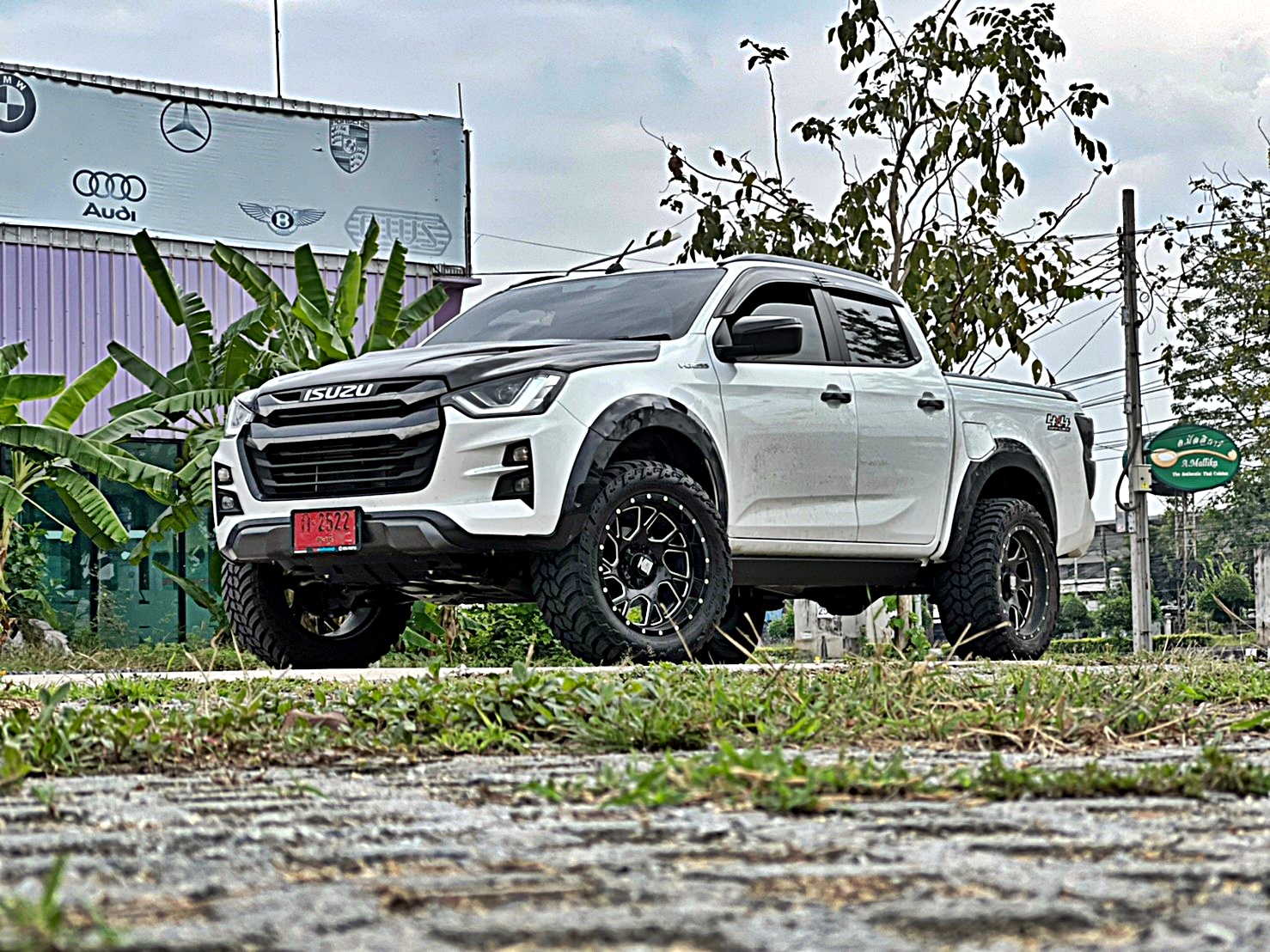 D-MAX ทรงเมกา โคตรหล่อที่ STEP9