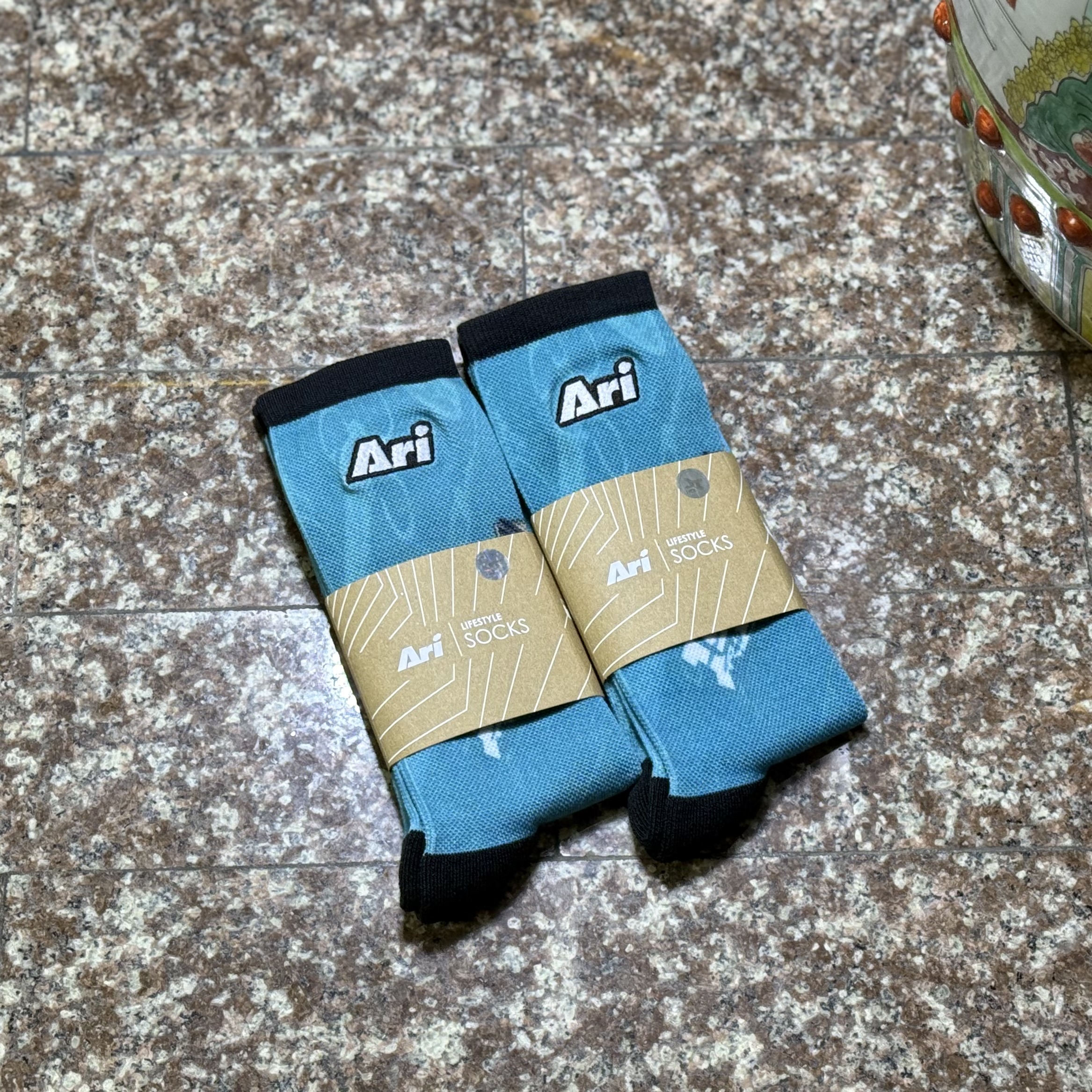 ถุงเท้าวิ่ง Ari X AOT Running Socks LIMITED ‘BLUE/WHITE’