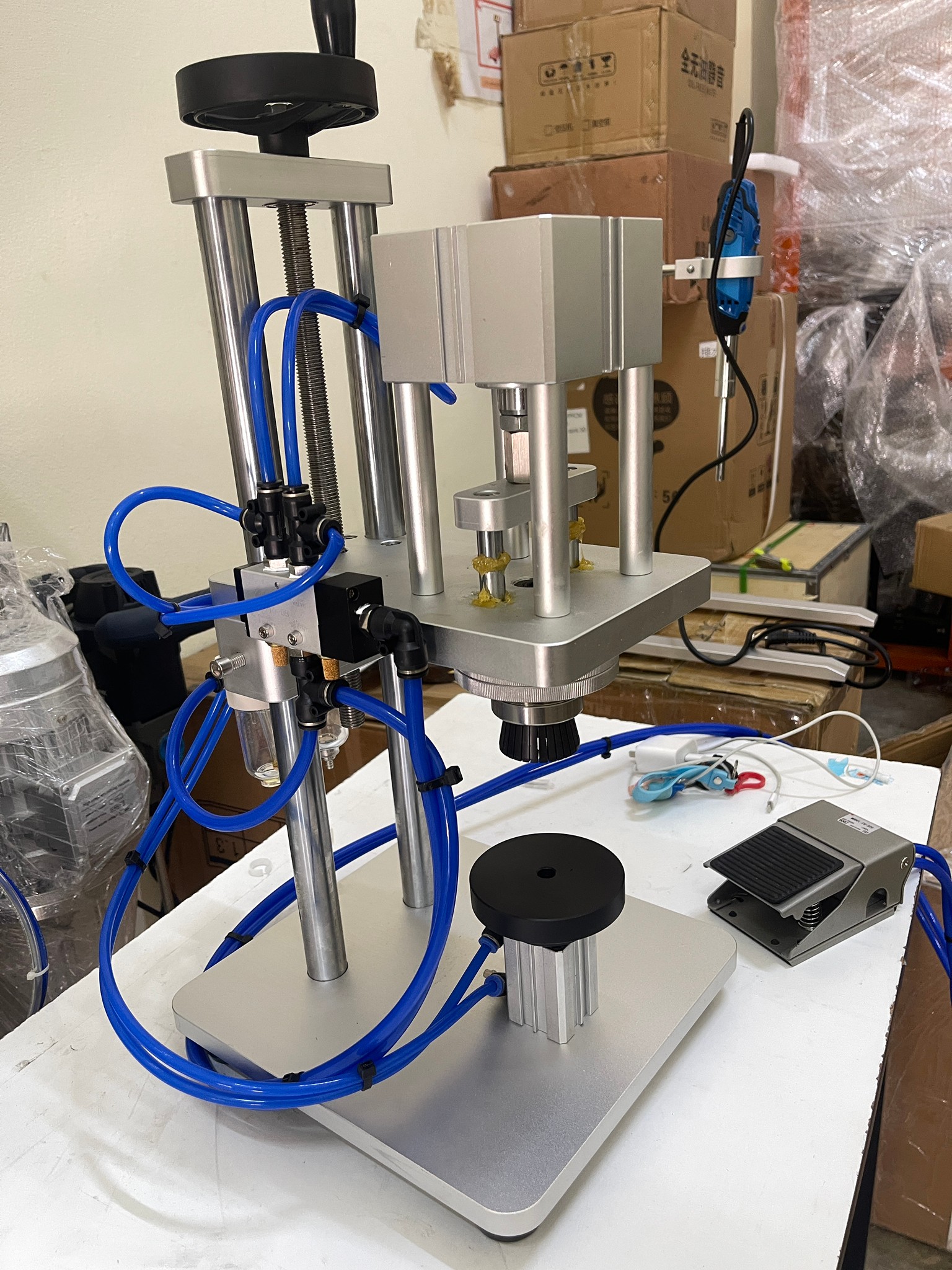 🌈15920 เครื่องหนีบปิดขอบฝาขวดน้ำหอม กึ่งอัตโนมัติ สะดวกไม่ต้องออกแรง รุ่น CYT-01