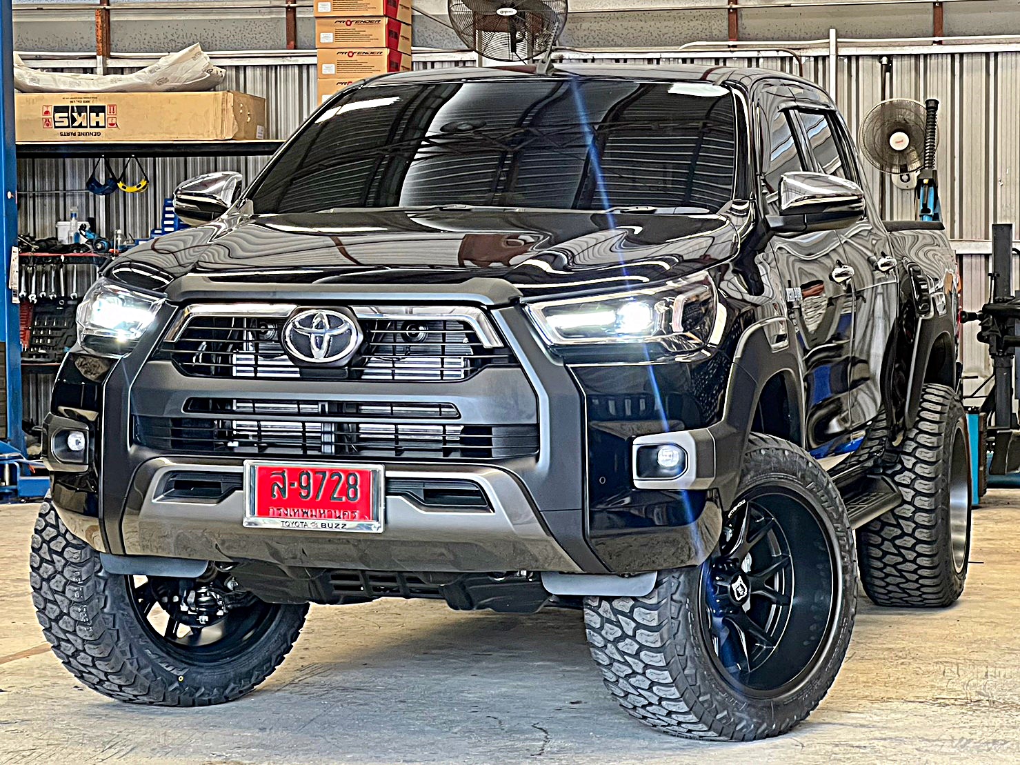 TOYOTA REVO แต่งทรงเมกาที่ STEP9