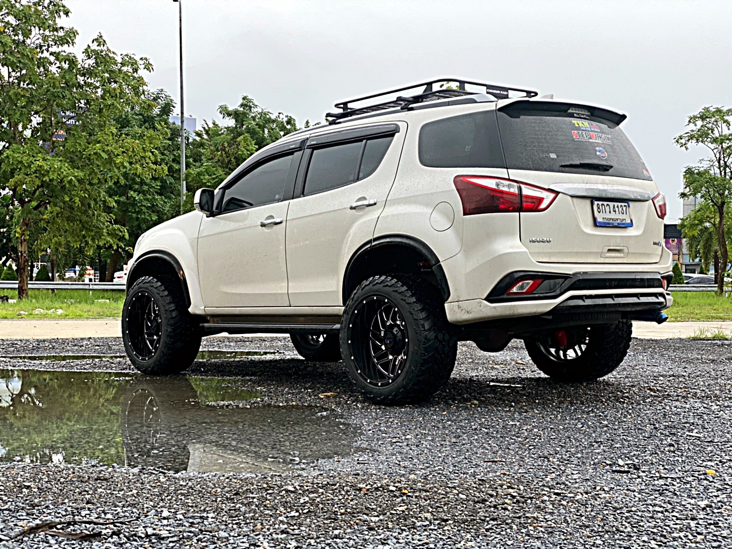 MU-X ทรงเมกา หล่อที่ STEP9