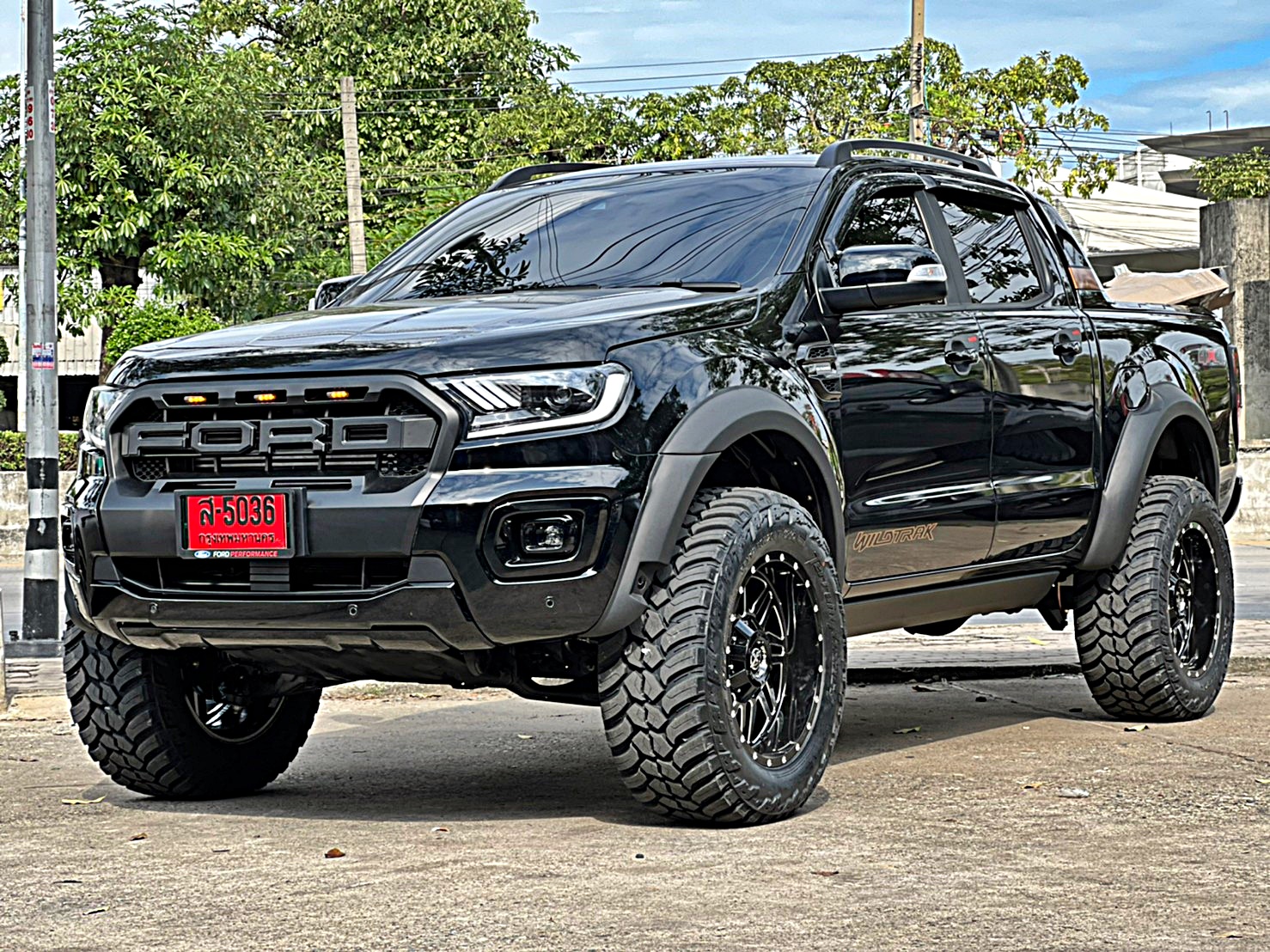 FORD WILDTRAK ชุดแต่งรอบคัน ทรงเมกาที่ STEP9