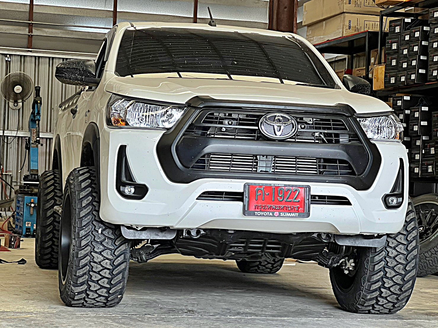 TOYOTA REVO แต่งทรงเมกาที่ STEP9