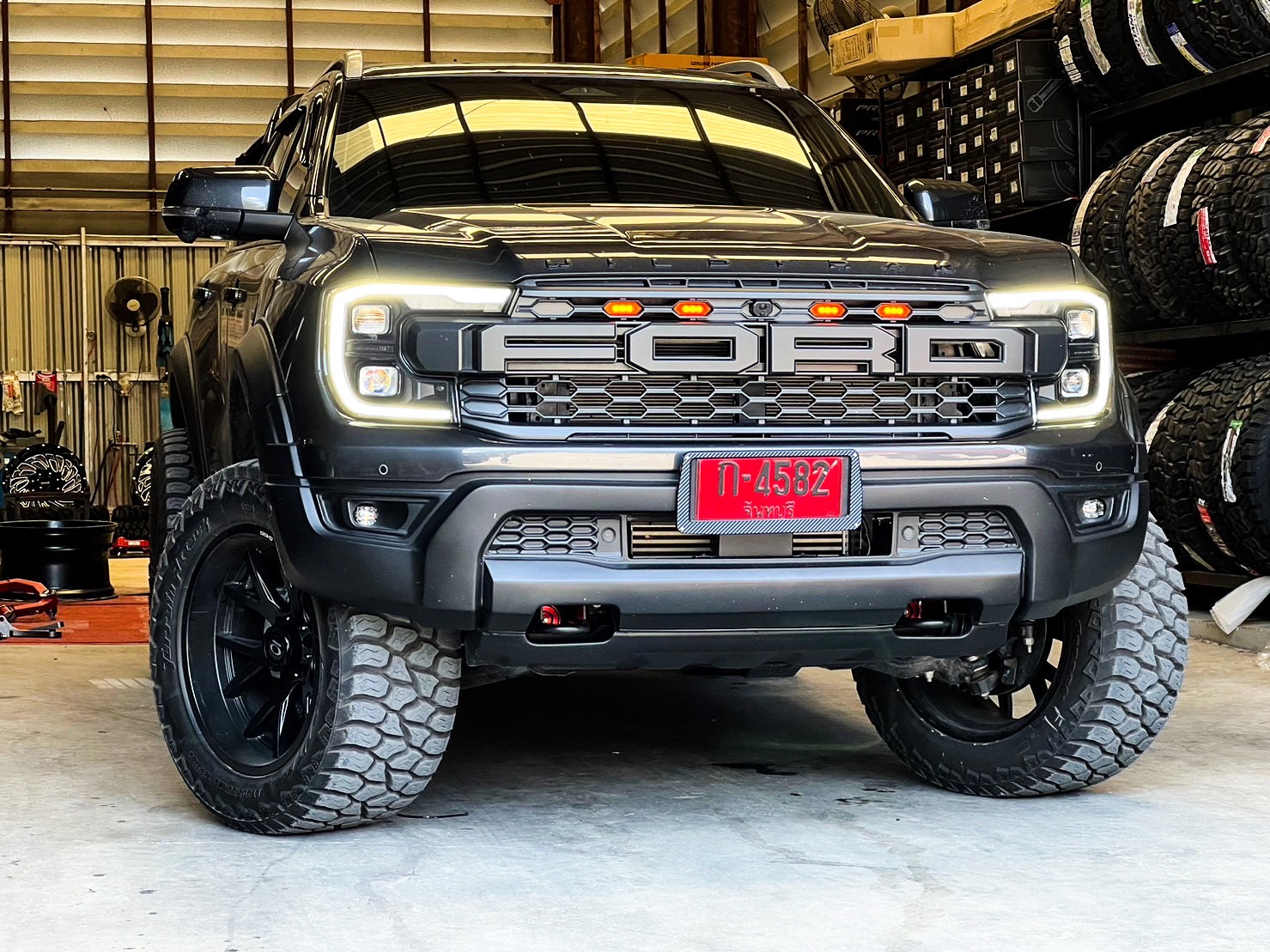 FORD EVEREST NEXTGEN FCจากระยอง แต่งทรงเมกาที่ STEP9