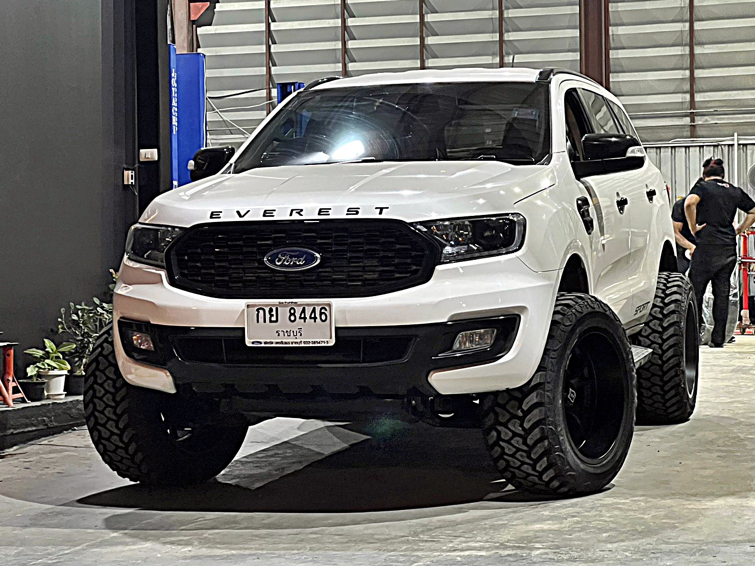FORD EVEREST จองคิวมาจาก ราชบุรี แต่งแนวเมกาที่ STEP9