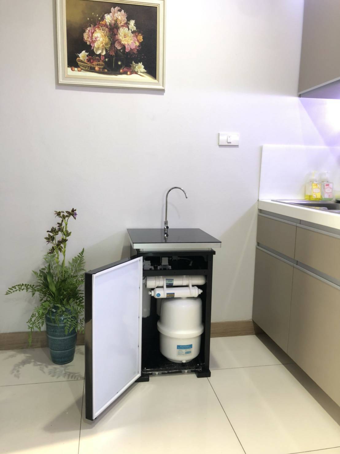 เครื่องกรองน้ำดื่ม5ขั้นตอนระบบ RO รุ่นกำลังผลิต600ลิตรต่อวันรุ่นมีขาตั้ง พร้อมติดตั้ง