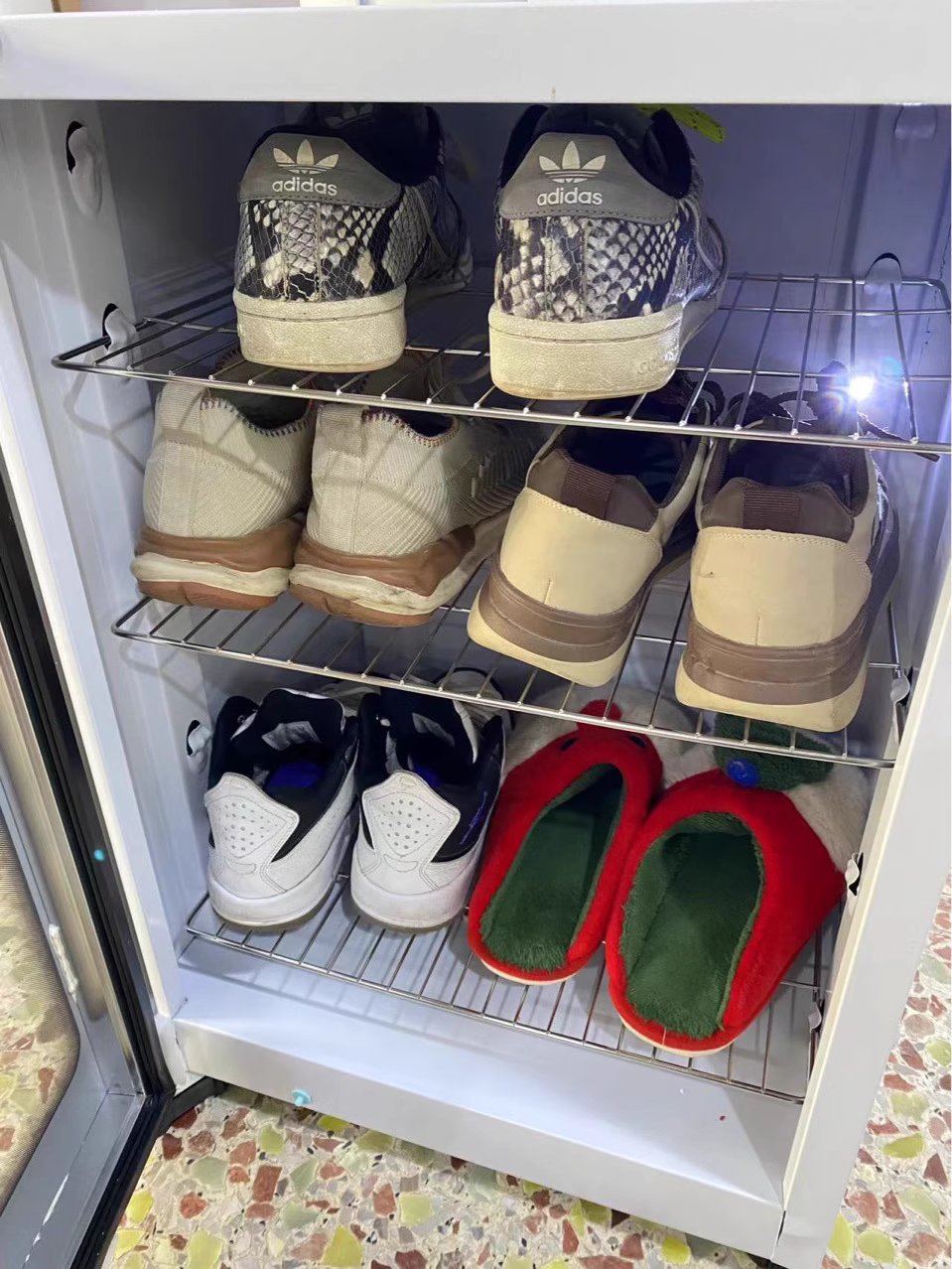 เครื่องอบรองเท้าอัจฉริยะ (Shoe Dryer and Sterilizer)