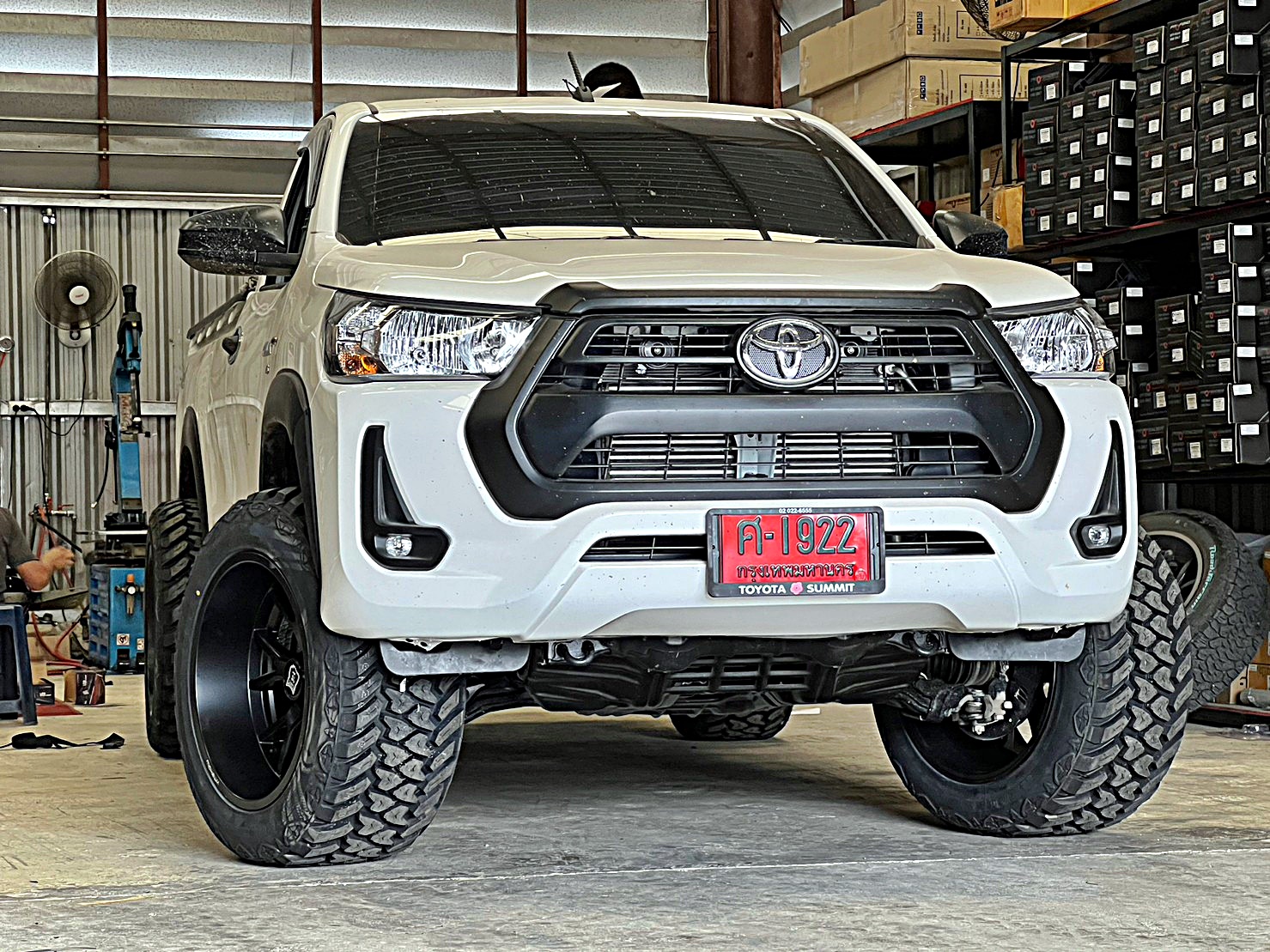 TOYOTA REVO แต่งทรงเมกาที่ STEP9