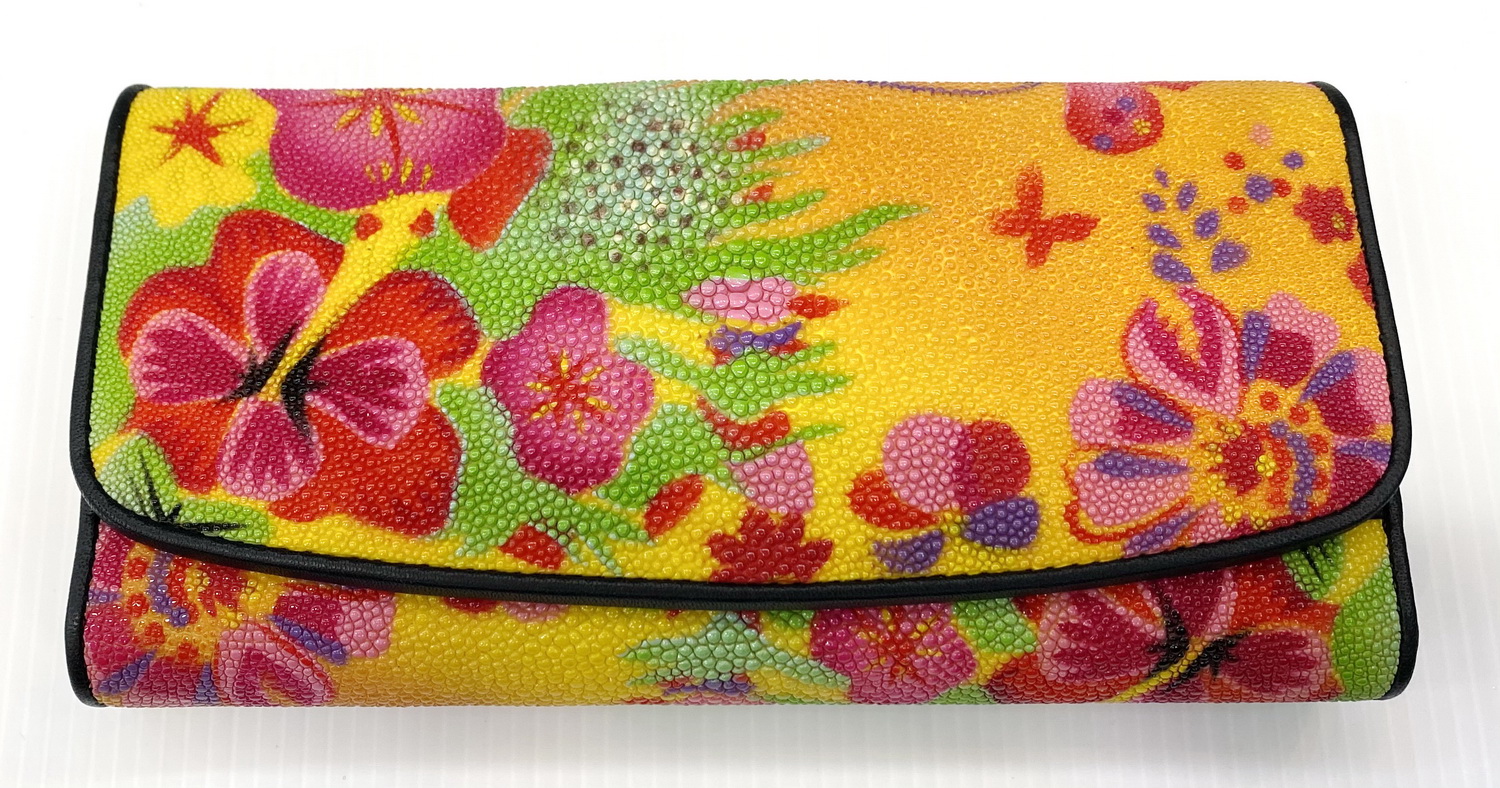 กระเป๋าสตางค์หนังปลากระเบนแท้ 3พับยาว พิมลาย ดอกไม้