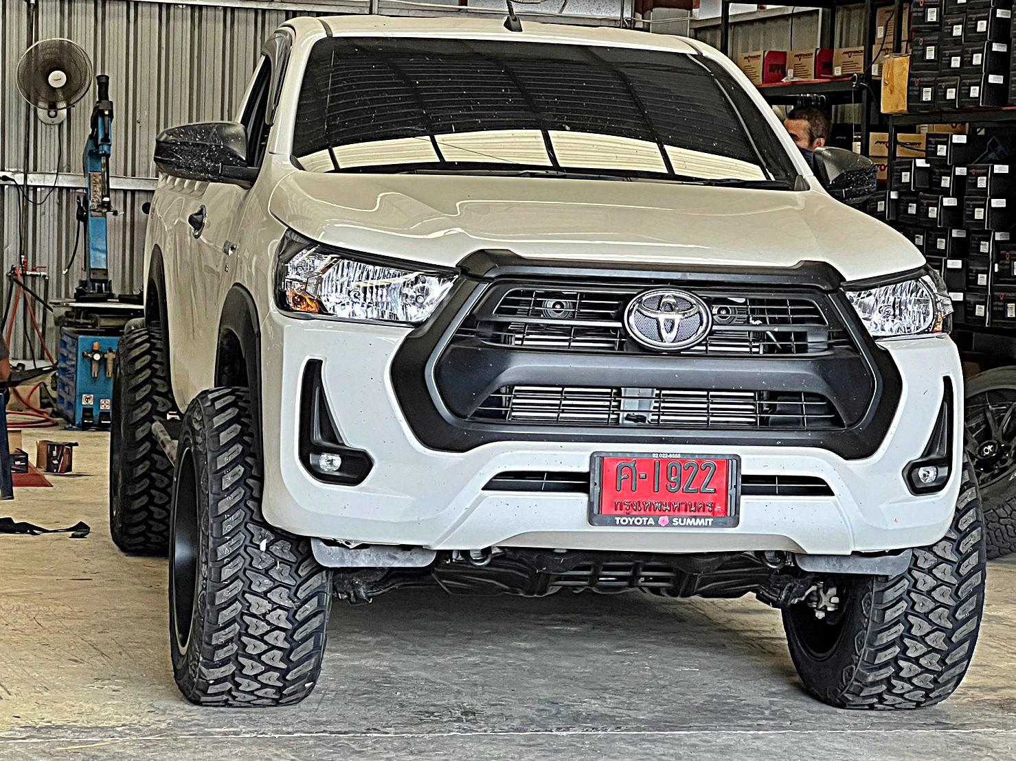 TOYOTA REVO แต่งทรงเมกาที่ STEP9